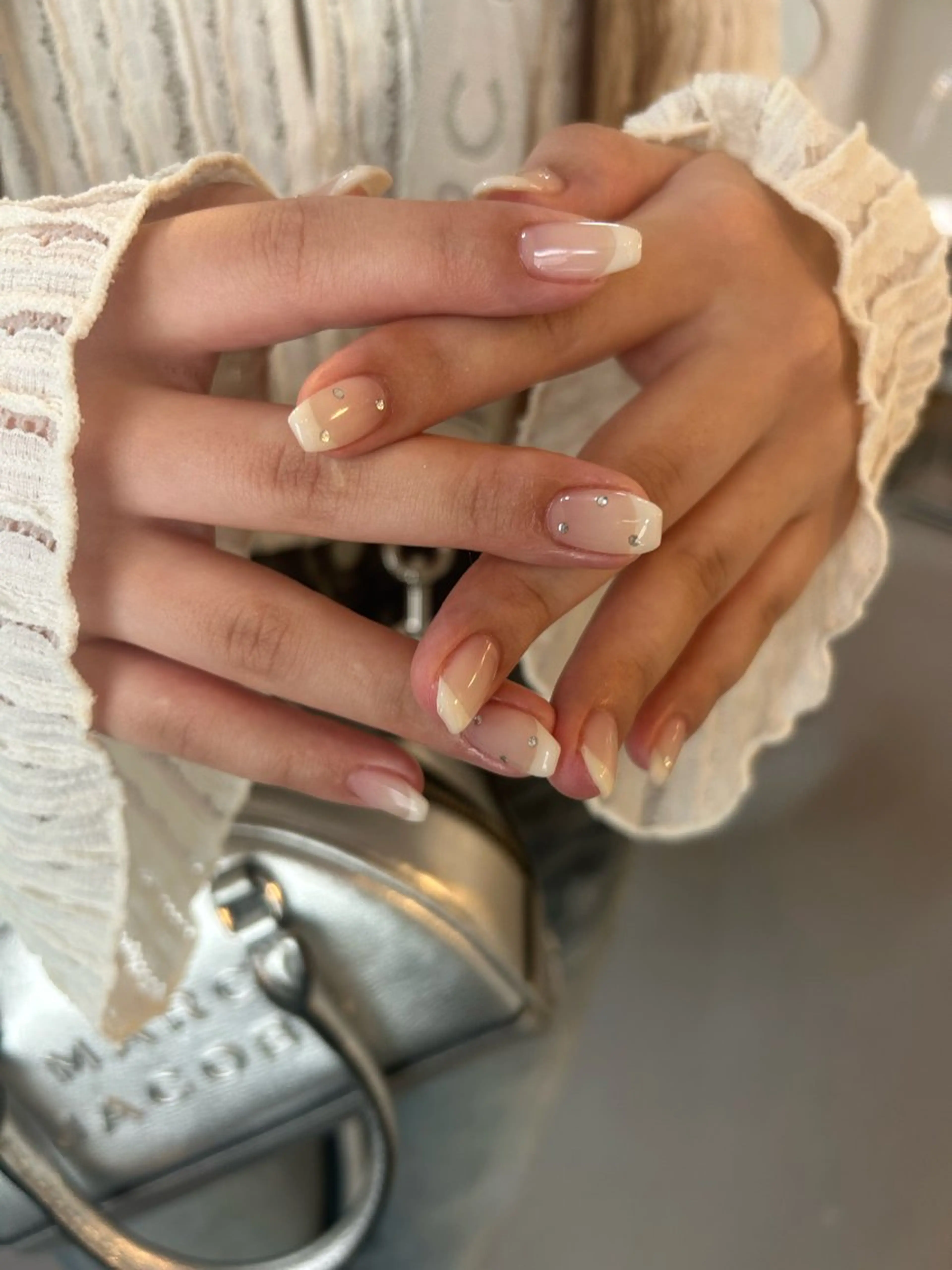 ネイル ストーンネイル ホワイト ハンドネイル nail salon Mii［ミィ］所属・nail salon Miiのネイルデザイン