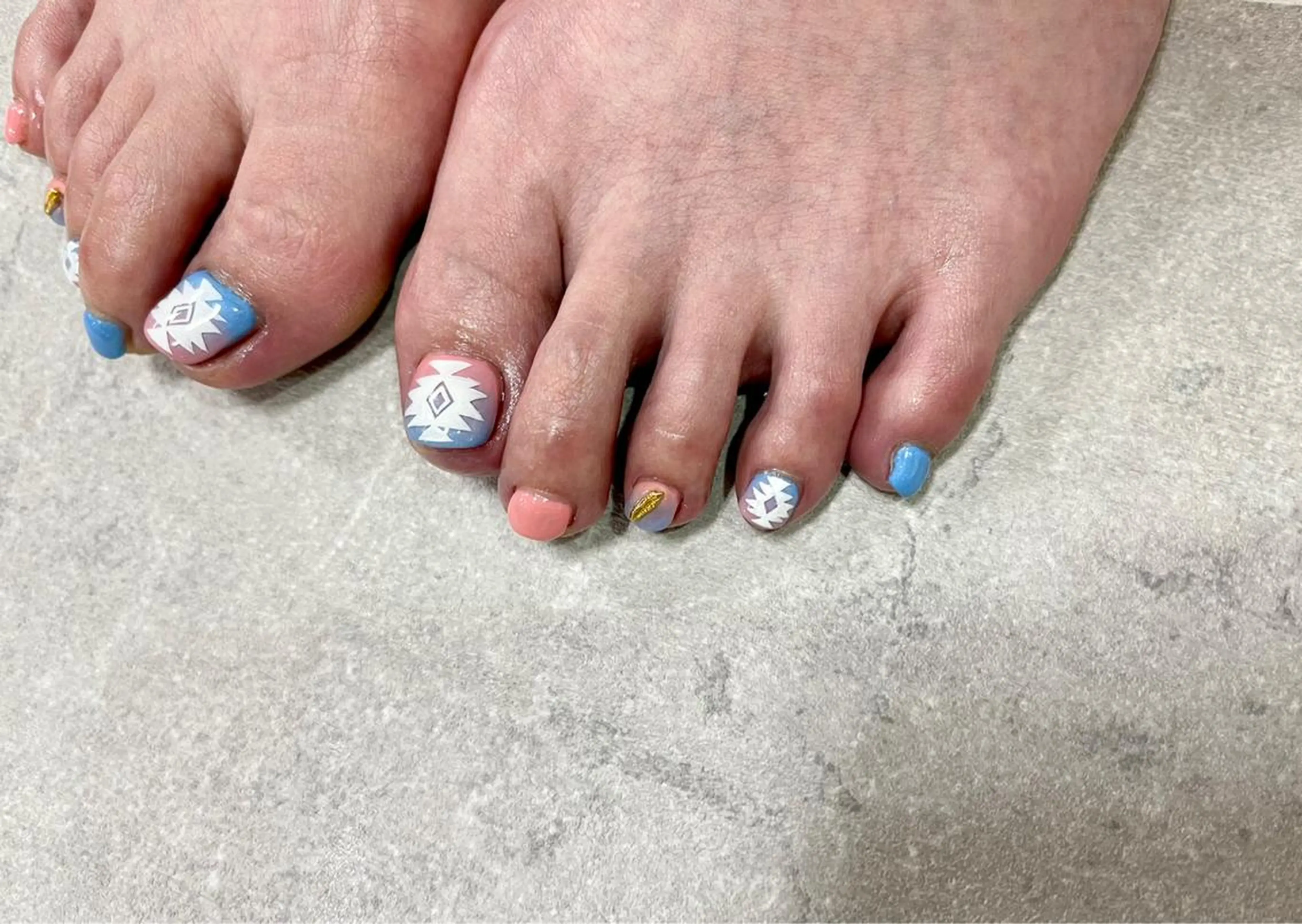 ネイル ブルー フットネイル グラデーション ピンク ハンドネイル ハンドケア FASTNAIL PLUS 新宿店のネイルデザイン