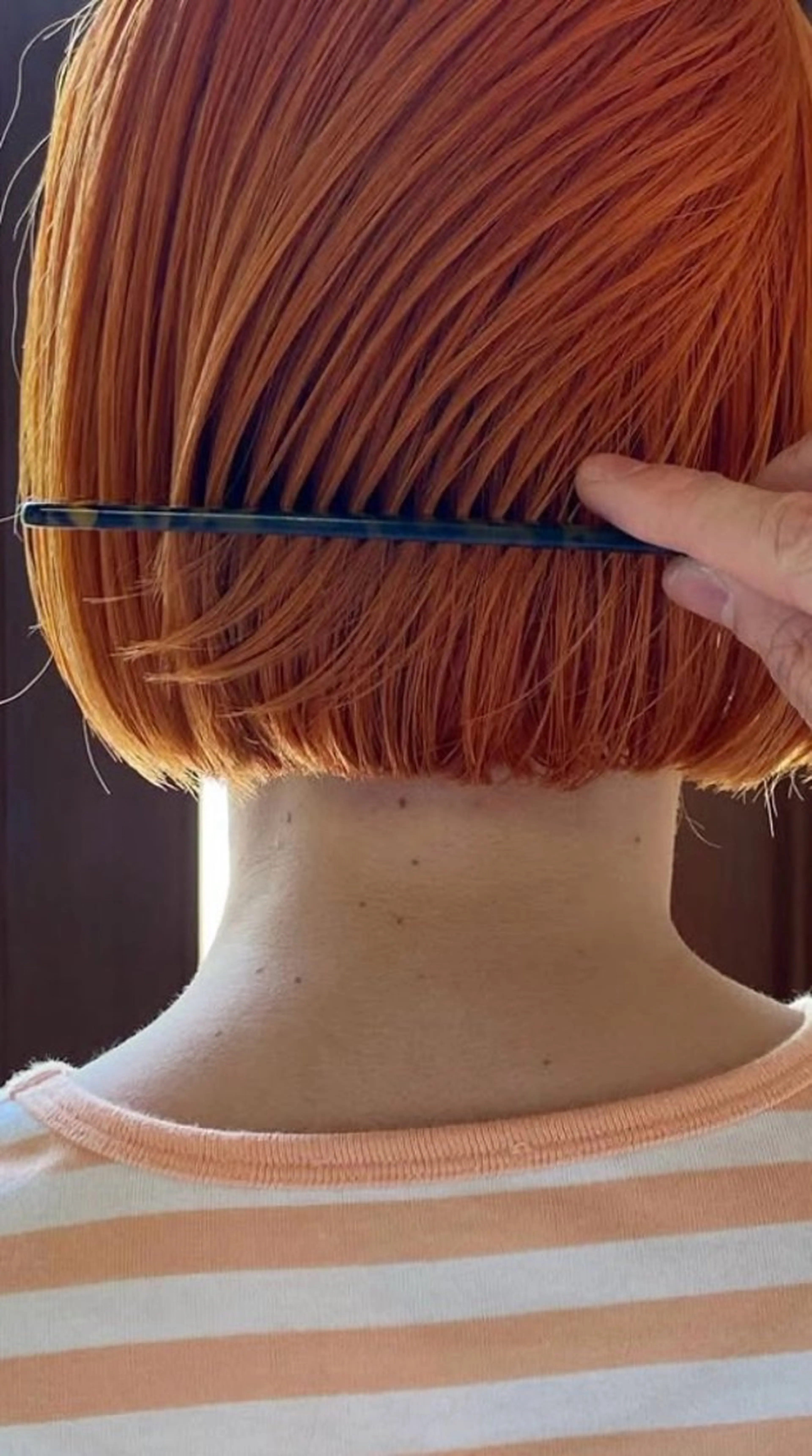 肩に付かない長さまでのボブ カット スタイル写真の撮影目的ですの写真