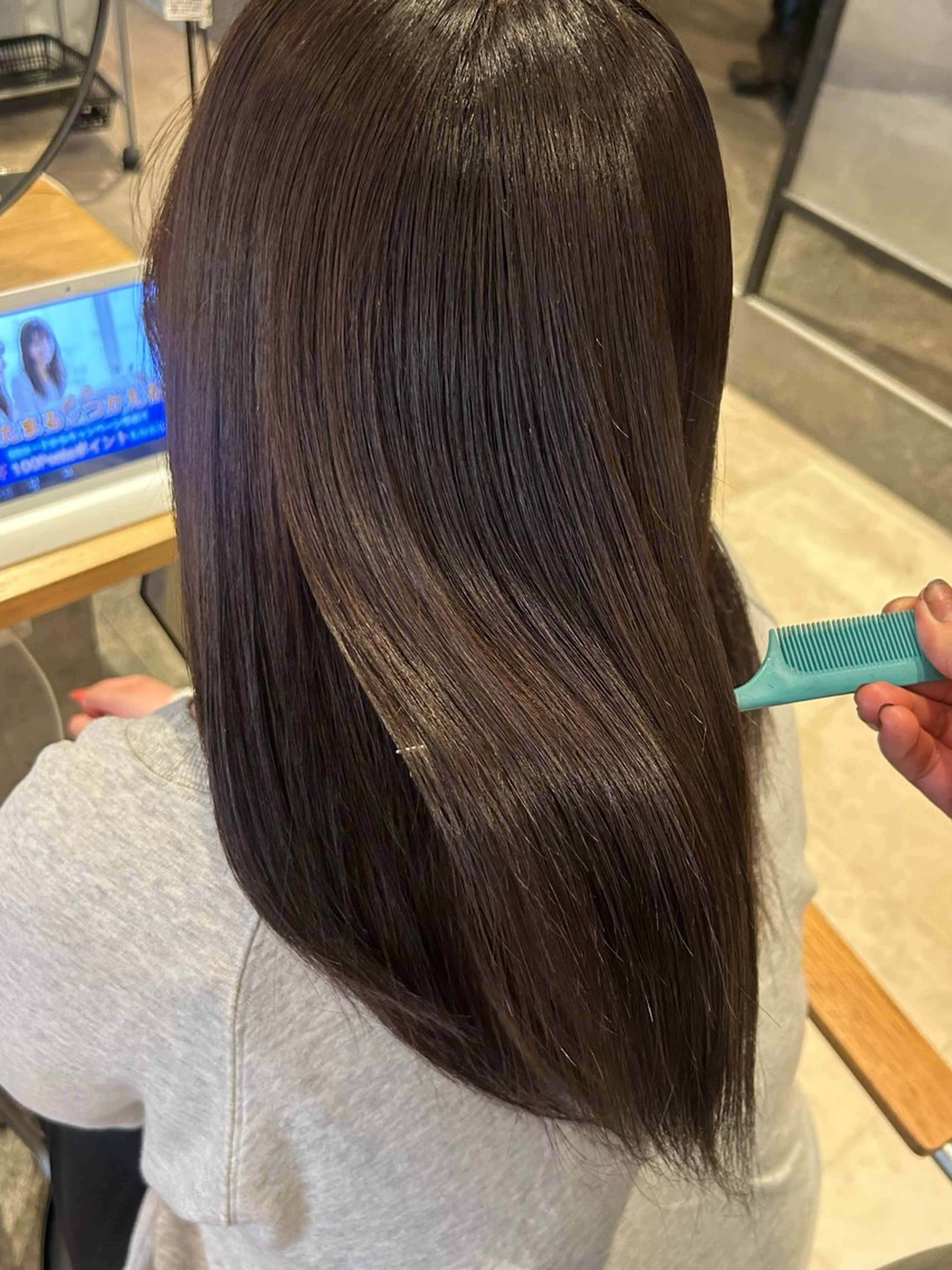 セミロング カラー ブラウンカラー ココアブラウン カット ヘアカラー 艶感カラー／フェザー レイヤー／meguのヘアスタイル