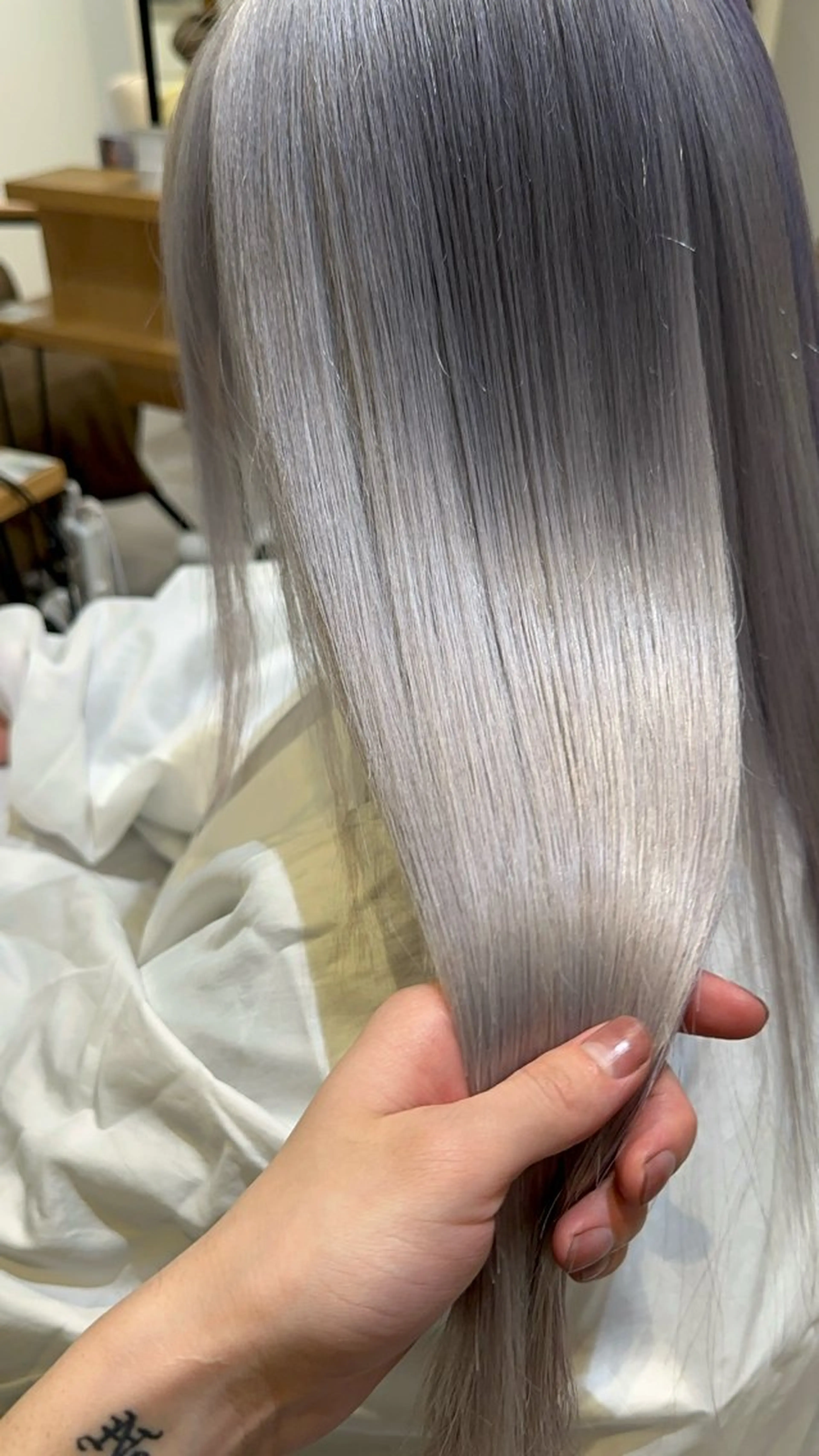 ロング カラー ブリーチ ケアブリーチ デザインカラー ダブルカラー ハイトーンカラー 大阪ウルフカット ハッシュカットのヘアスタイル