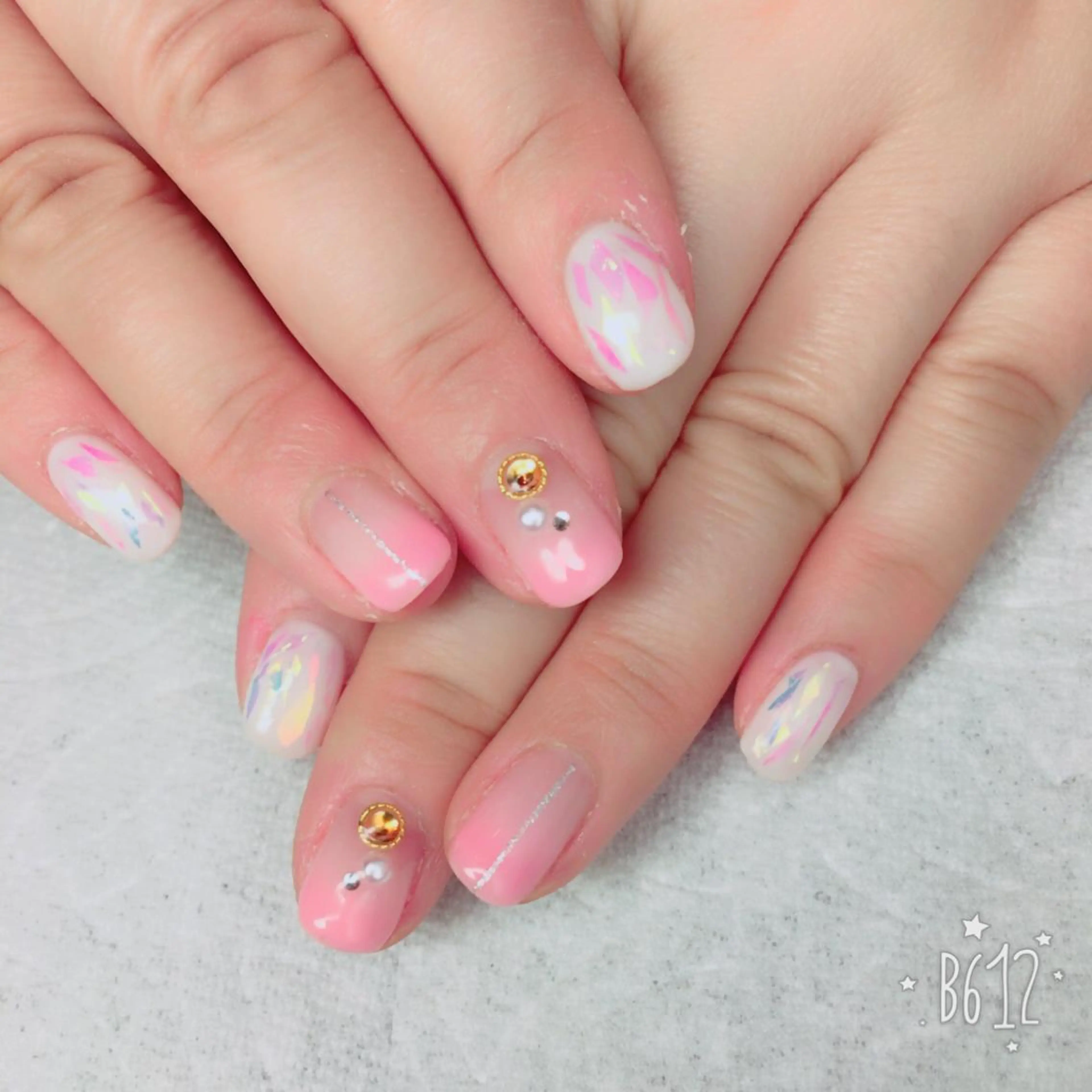 ネイル ピンク ストーンネイル ホワイト THECOLORS所属・近貞 莉奈のネイルデザイン