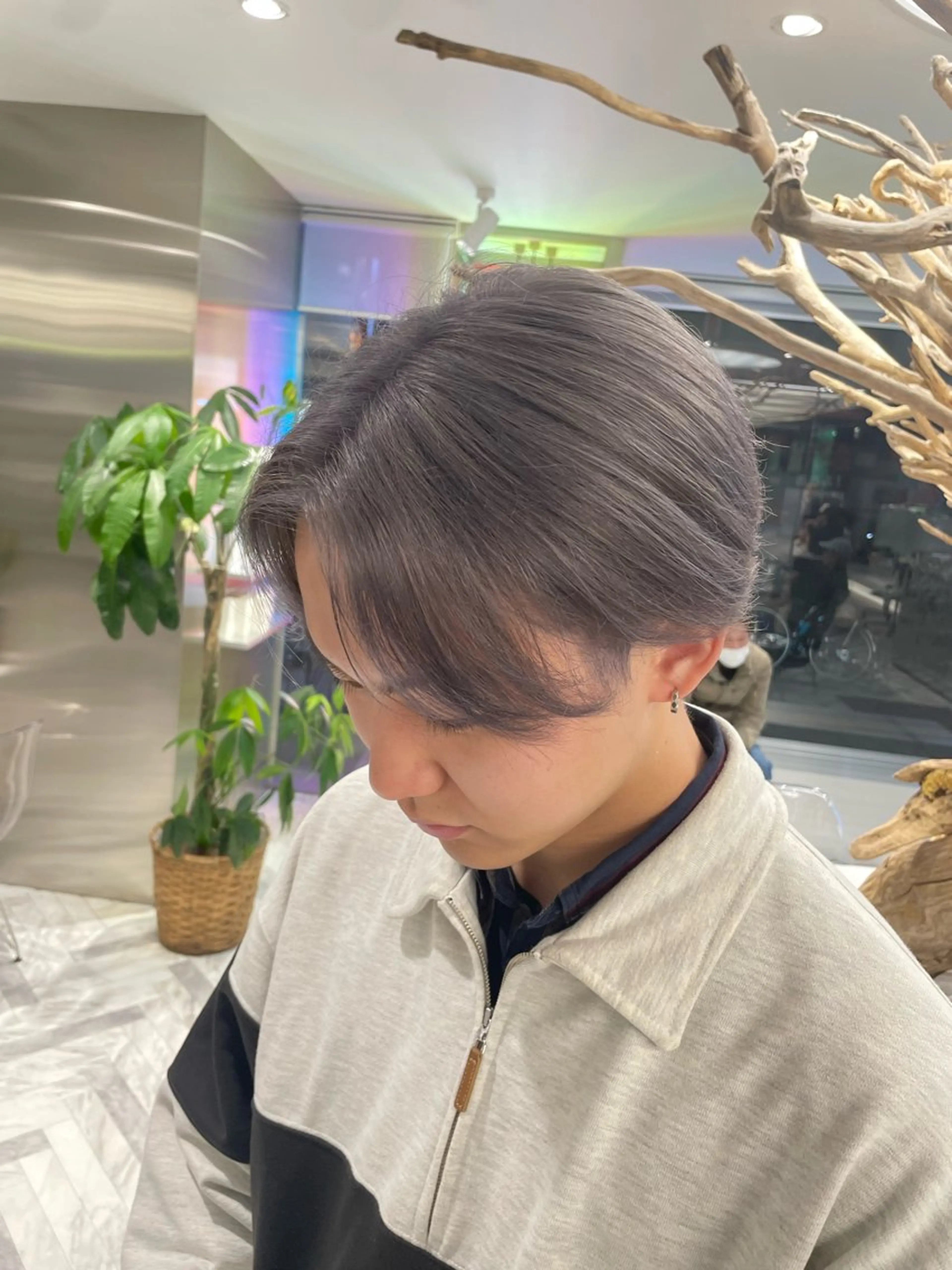 ショート カラー メンズ メンズバレイヤージュ メンズブリーチ メンズハイライト メンズハイトーン メンズインナーカラー ヘアカラー カラーモデル⚡️ REONのヘアスタイル