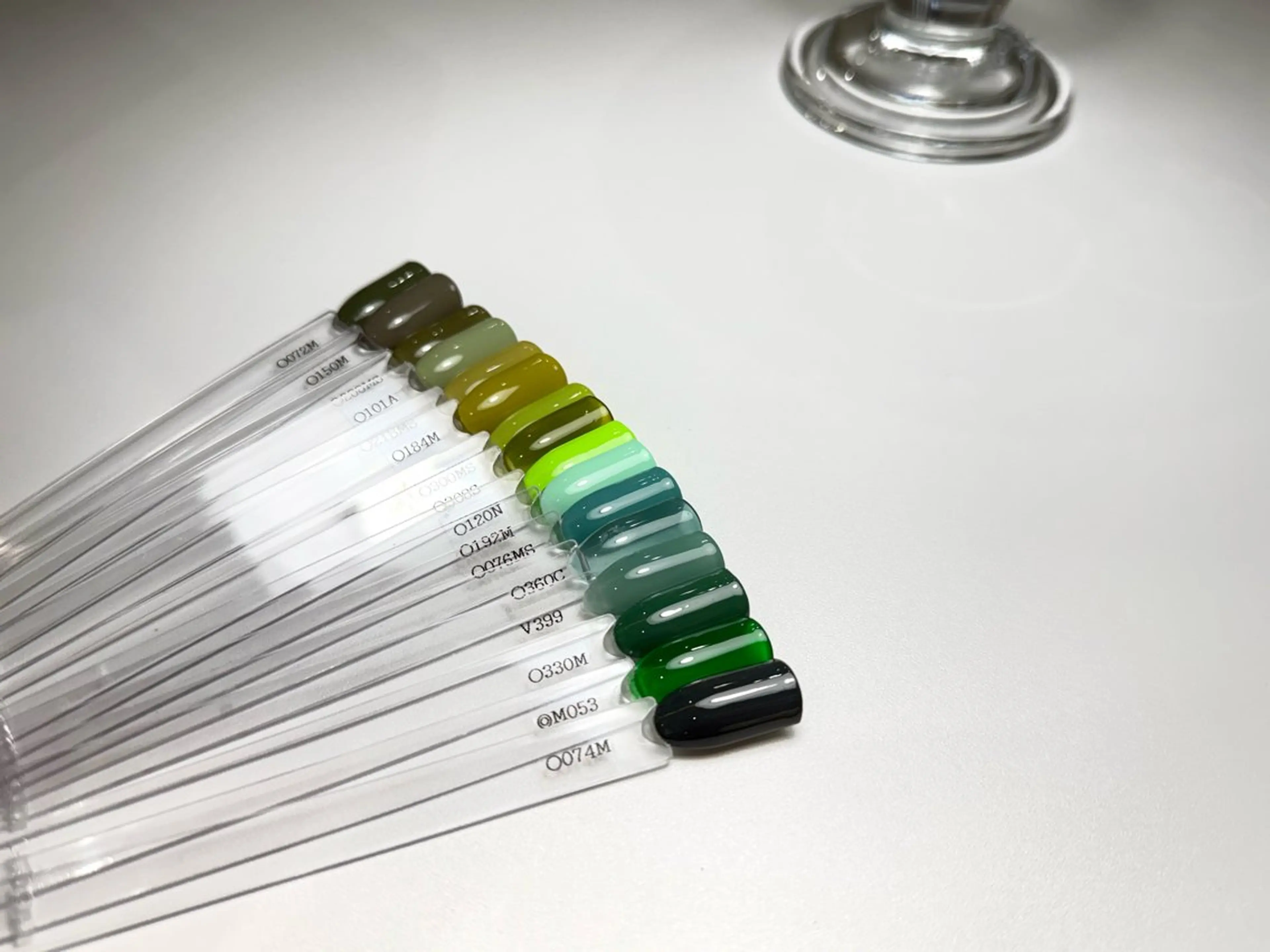 ネイル グリーン ワンカラーネイル ハンドネイル Plus Ewalu / mihiroのネイルデザイン