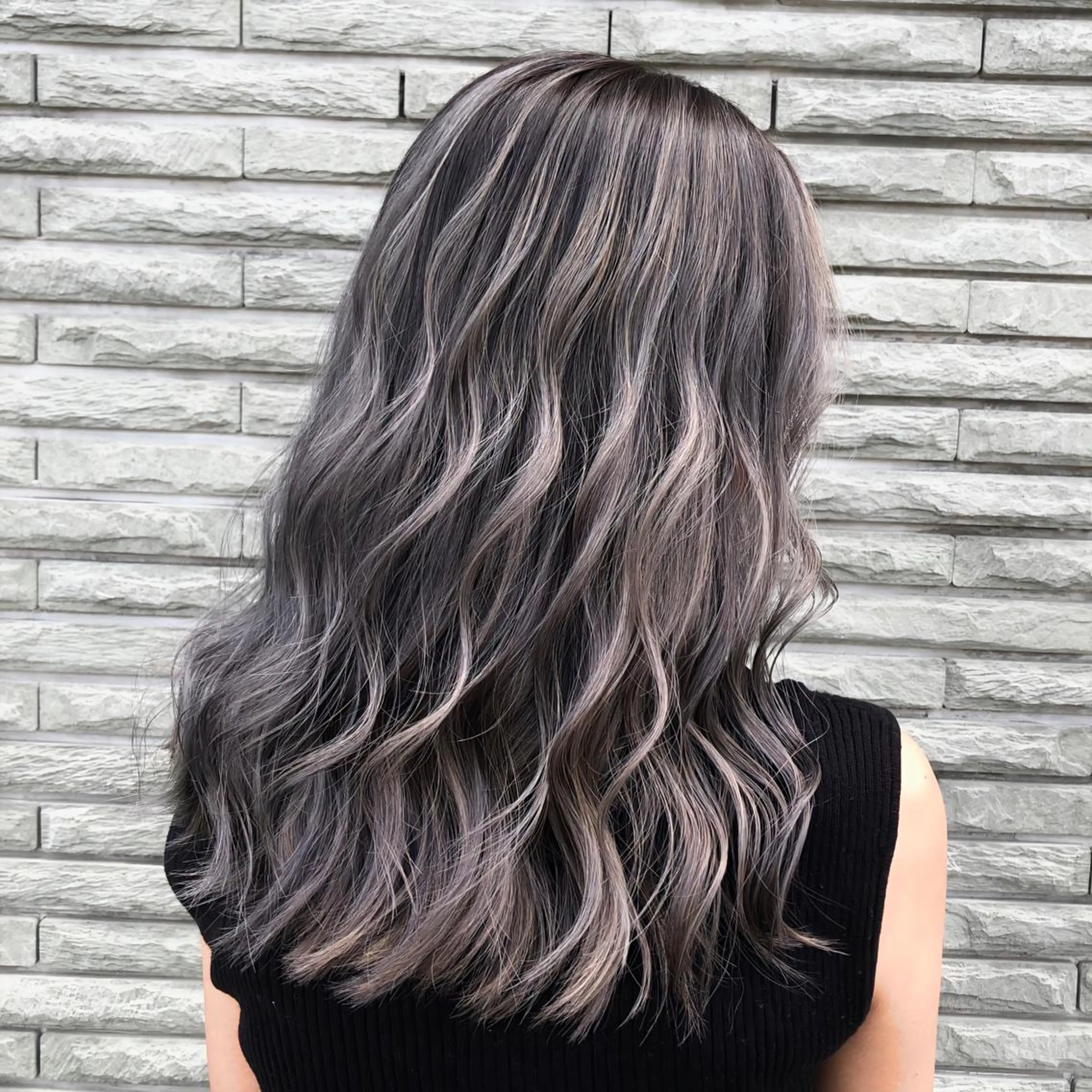 ロング カラー バレイヤージュ グラデーションカラー ハイライトカラー ハイトーンカラー ハイライト NEO Beauty Salon所属・𝐍𝐄𝐎 𝐉𝐔𝐑𝐈のネイルデザイン