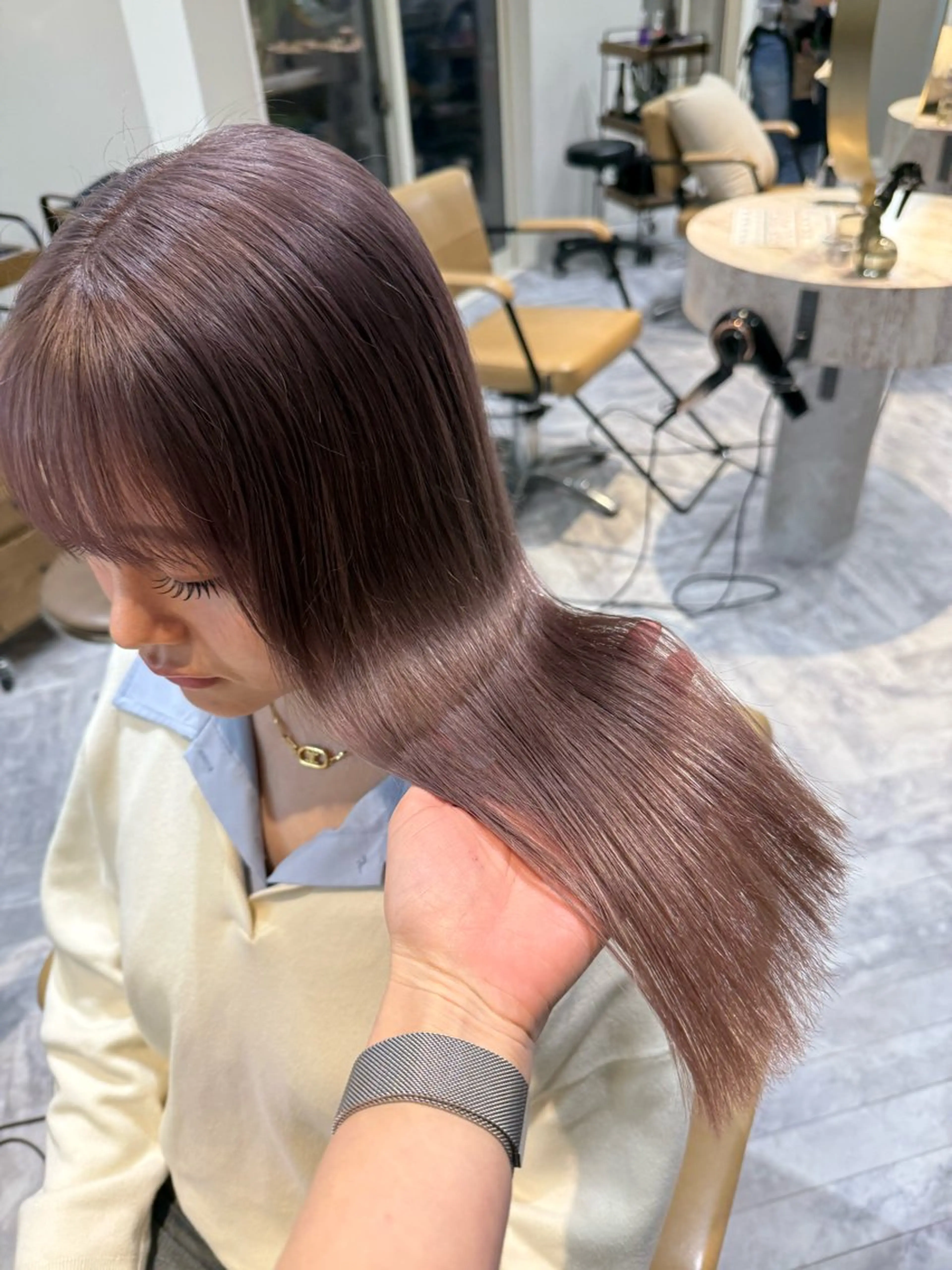 セミロング カラー ミルクティー× グレージュMOMOのヘアスタイル