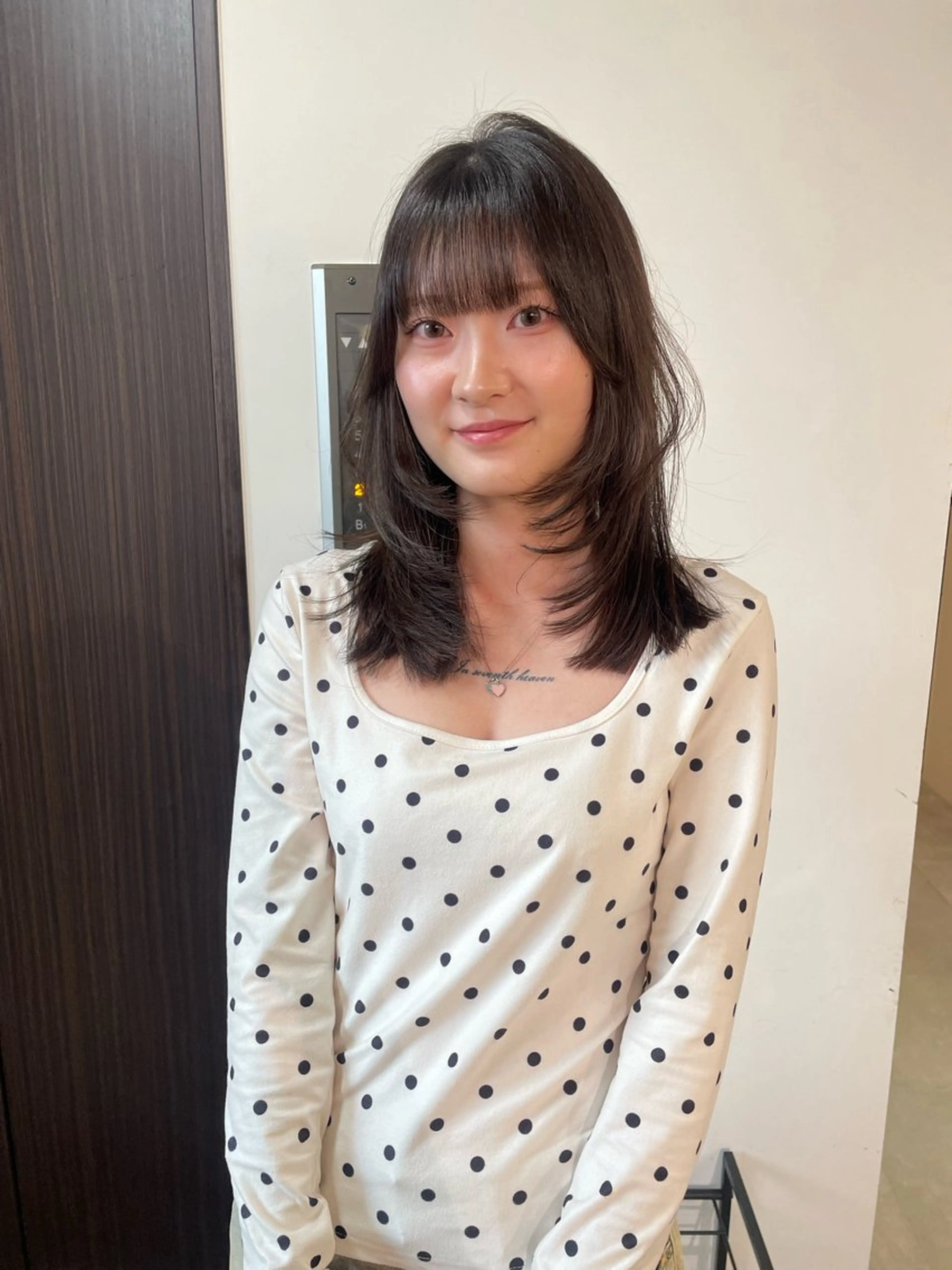 ミディアム くびれヘア 顔まわりレイヤー ハッシュカット ハイレイヤー ヨシンモリ カット トリートメント MIU/ルーツカラー 顔まわりレイヤーのヘアスタイル