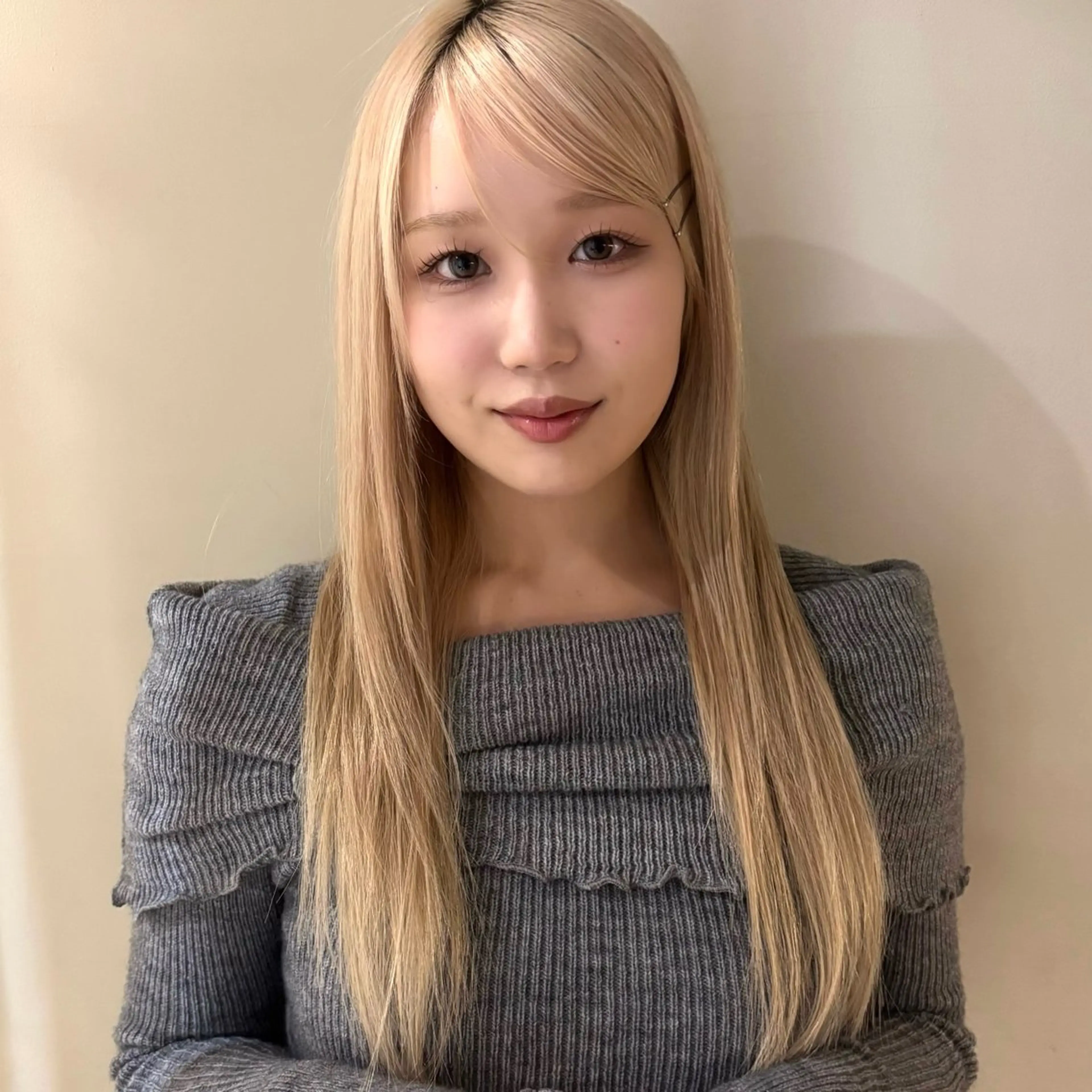 ロング カット ヘアカラー トリートメント ｍｏｍｏ/ ハイトーン/ベージュのヘアスタイル