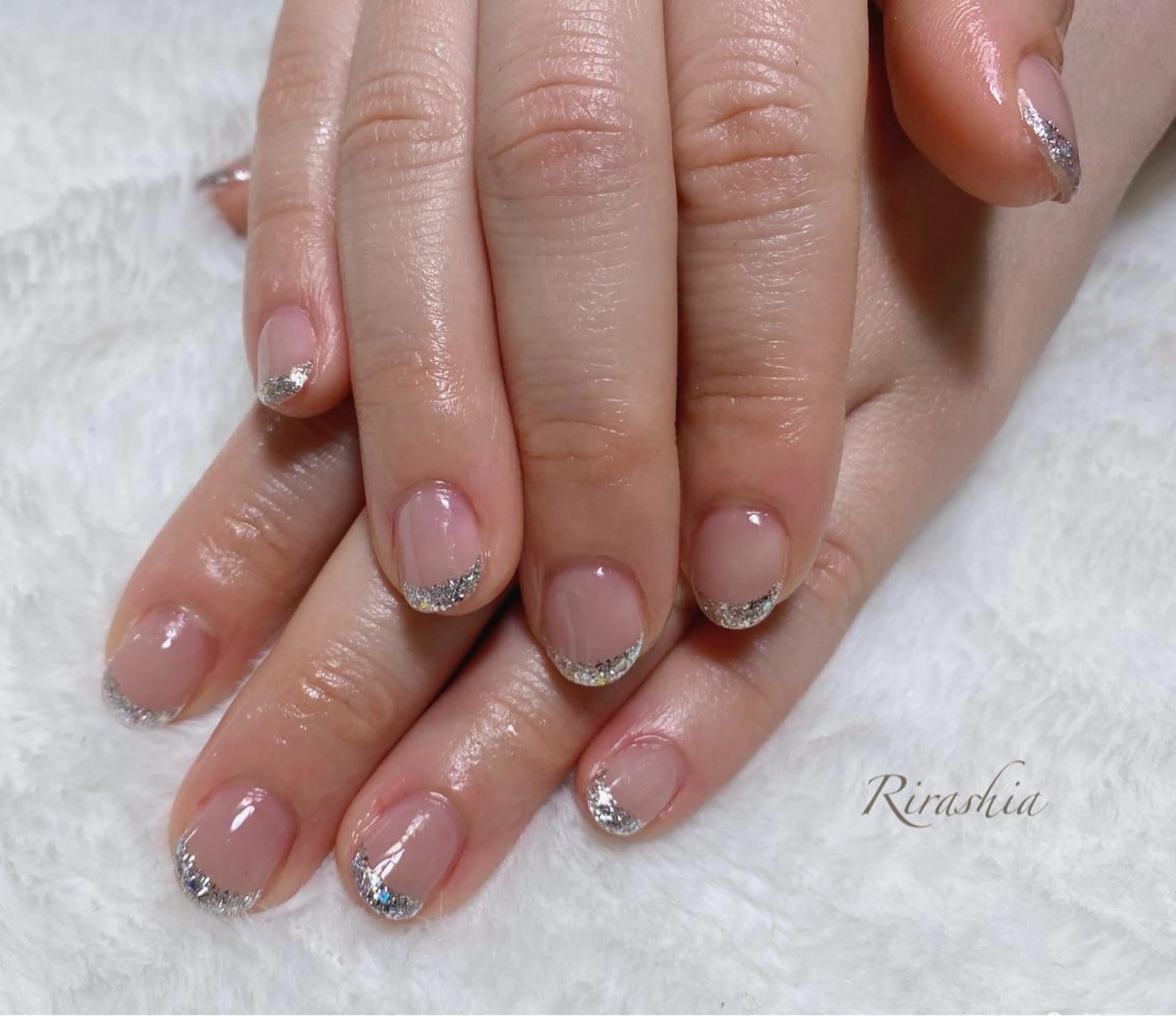 ネイル オーロラネイル フレンチネイル ガラスフレンチ ゴールド ラメ(グリッター) ハンドネイル ハンドケア うる艶/透明感 Rirashaのネイルデザイン