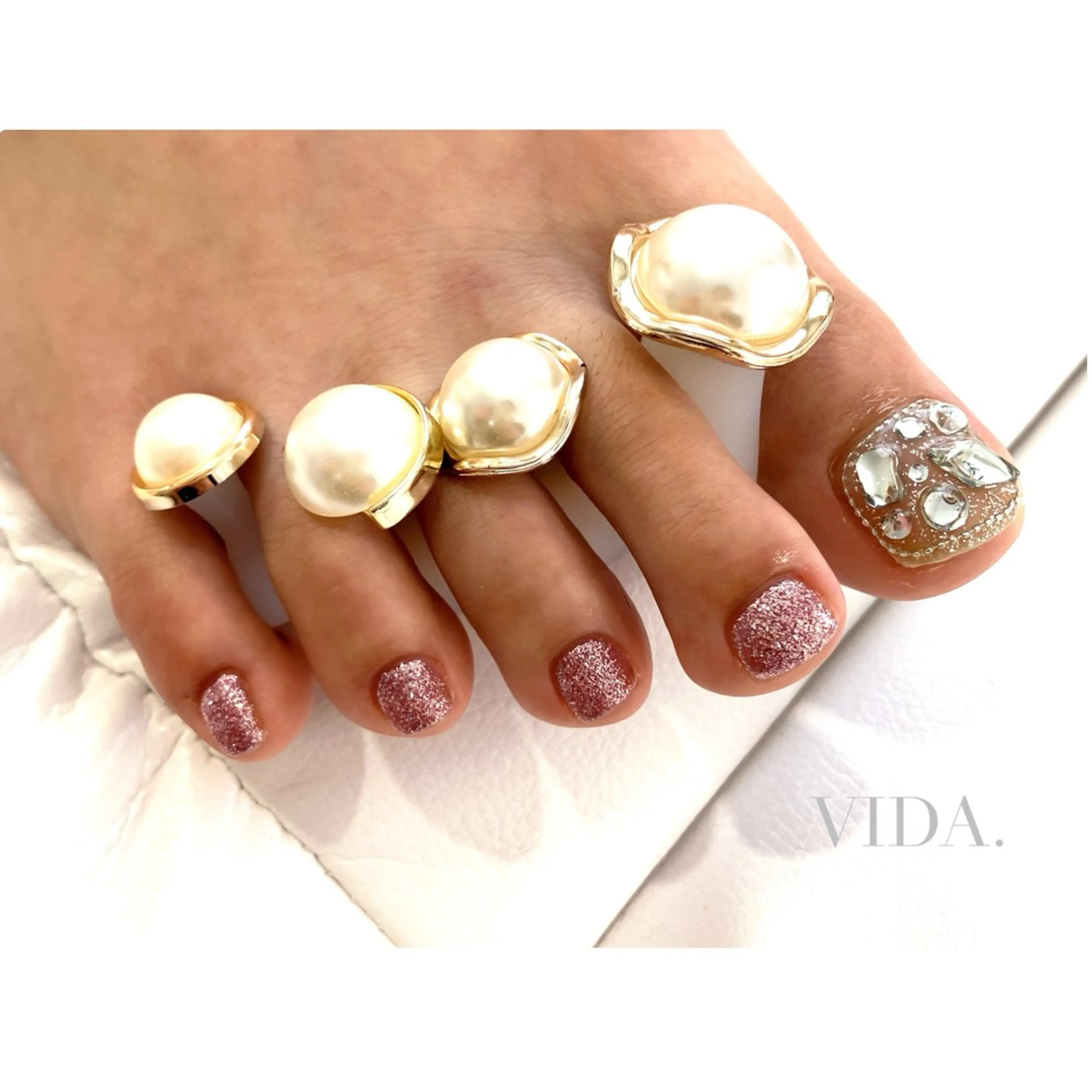 ネイル キラキラネイル ピンク フットネイル private salon VIDAのネイルデザイン