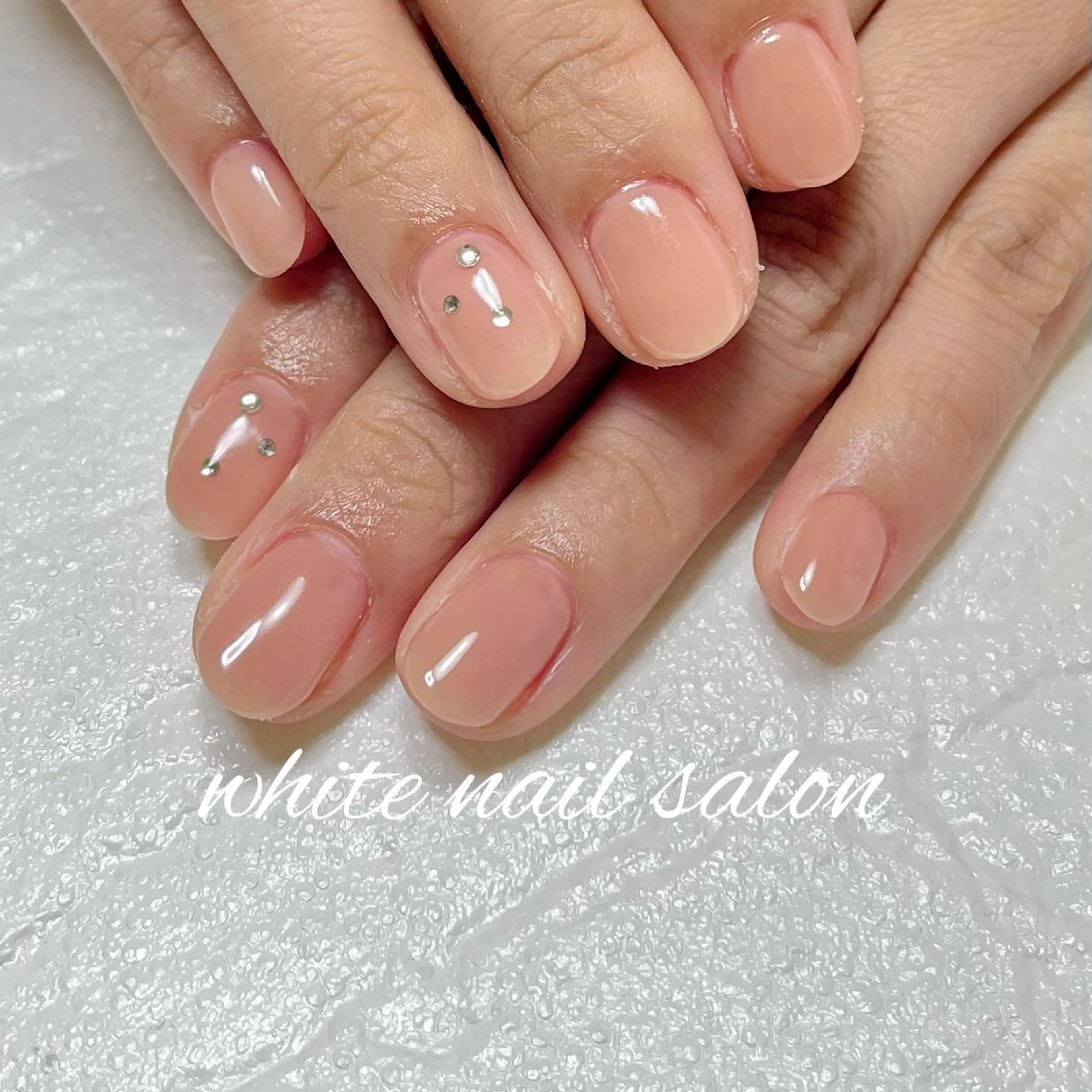 ネイル ラメ(グリッター) シンプルネイル ストーンネイル ハンドネイル white nail salonのネイルデザイン