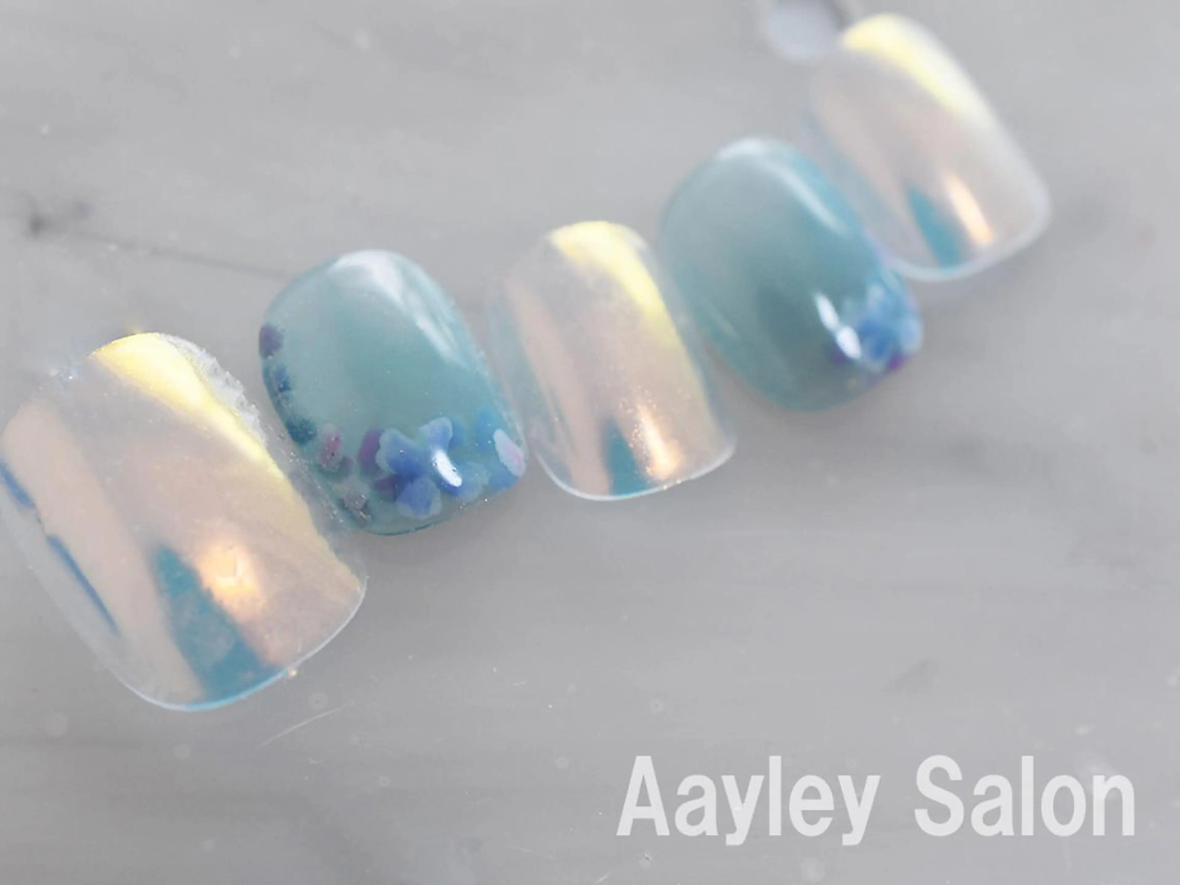 ミディアム カラー ネイル Aayley(アイリー)Salon所属・Aayley アイリ―サロンのネイルデザイン