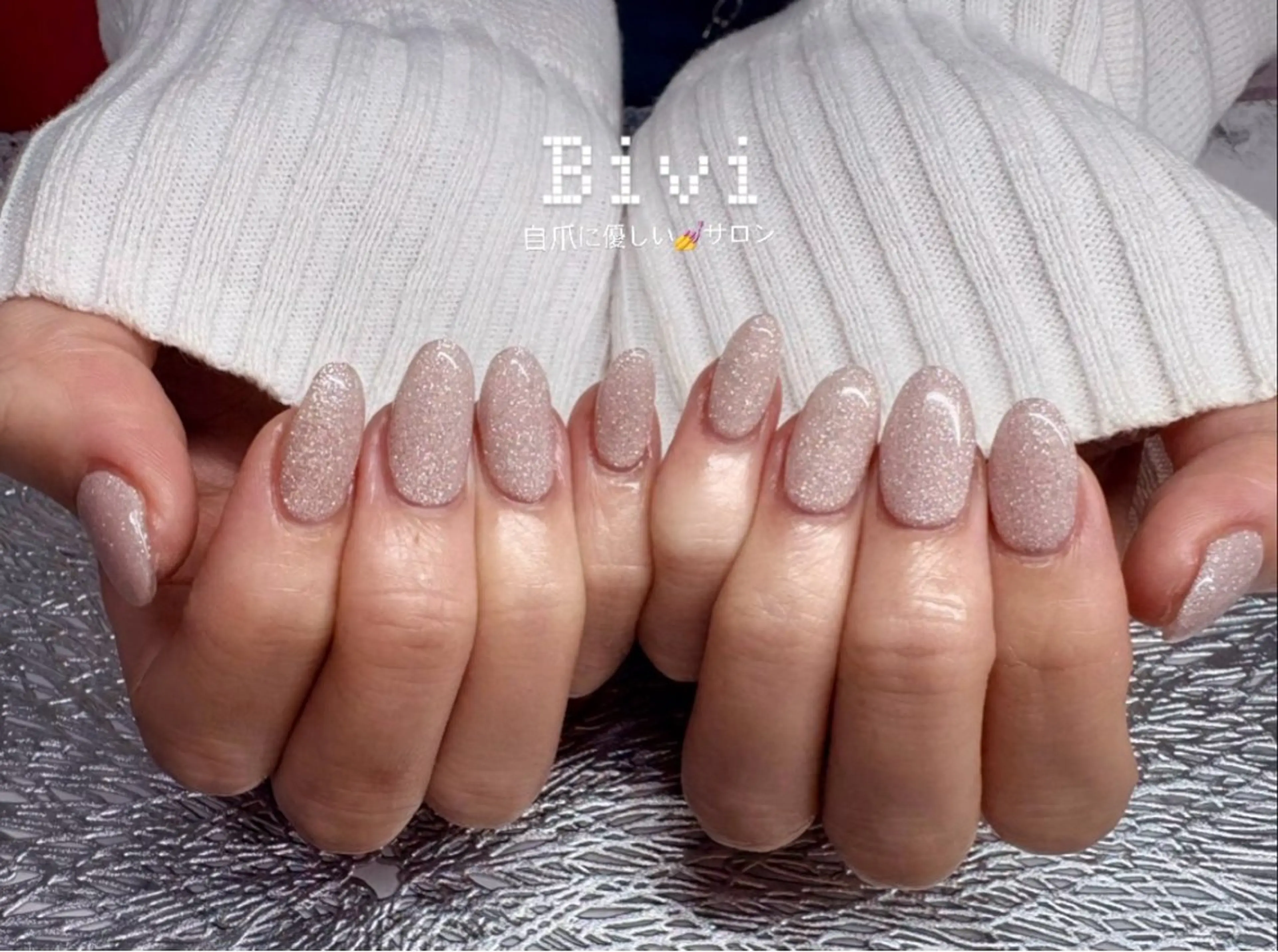 ネイル アートネイル ラメ(グリッター) ミディアムネイル 持ち込み ワンホンネイル ハンドネイル ハンドケア ♡Bivi♡自爪に 優しいネイルサロンのネイルデザイン