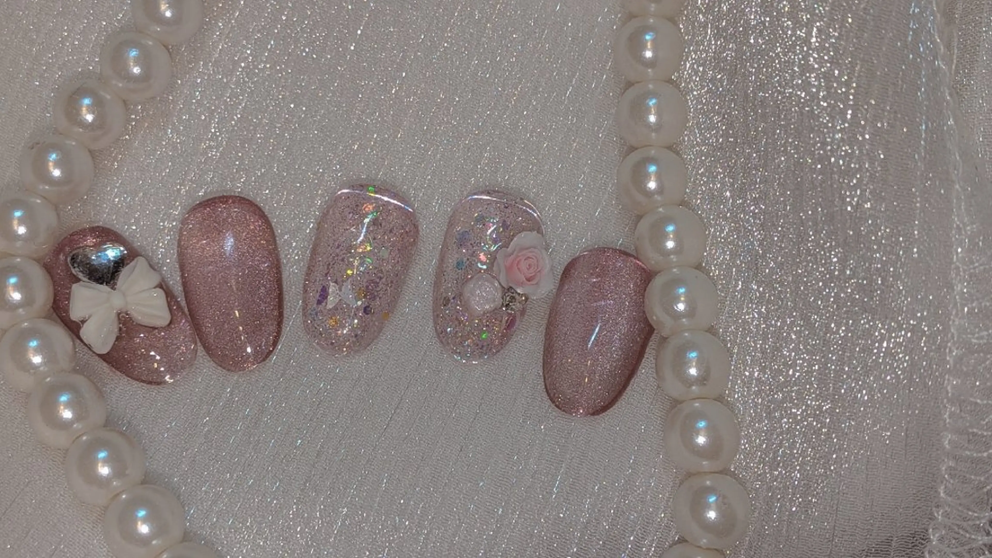 ネイル ガーリー ラメ(グリッター) マグネットネイル ピンク リボン ハンドネイル フィルイン、長さ出し 深爪矯正のネイルデザイン