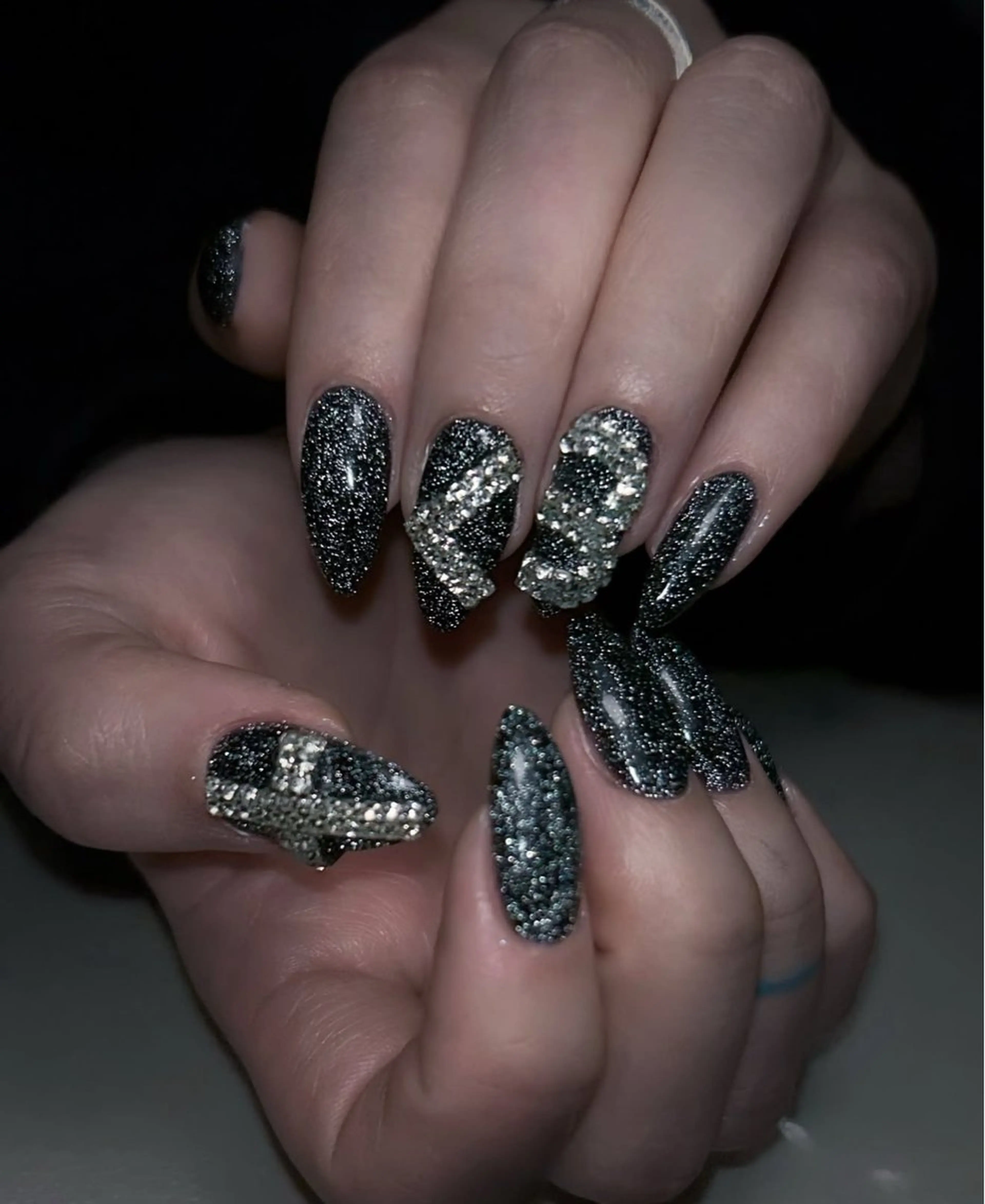 ネイル キラキラネイル マグネットネイル ぷっくりネイル 春ネイル ワンホンネイル ハンドネイル Lyna 池袋のネイルデザイン