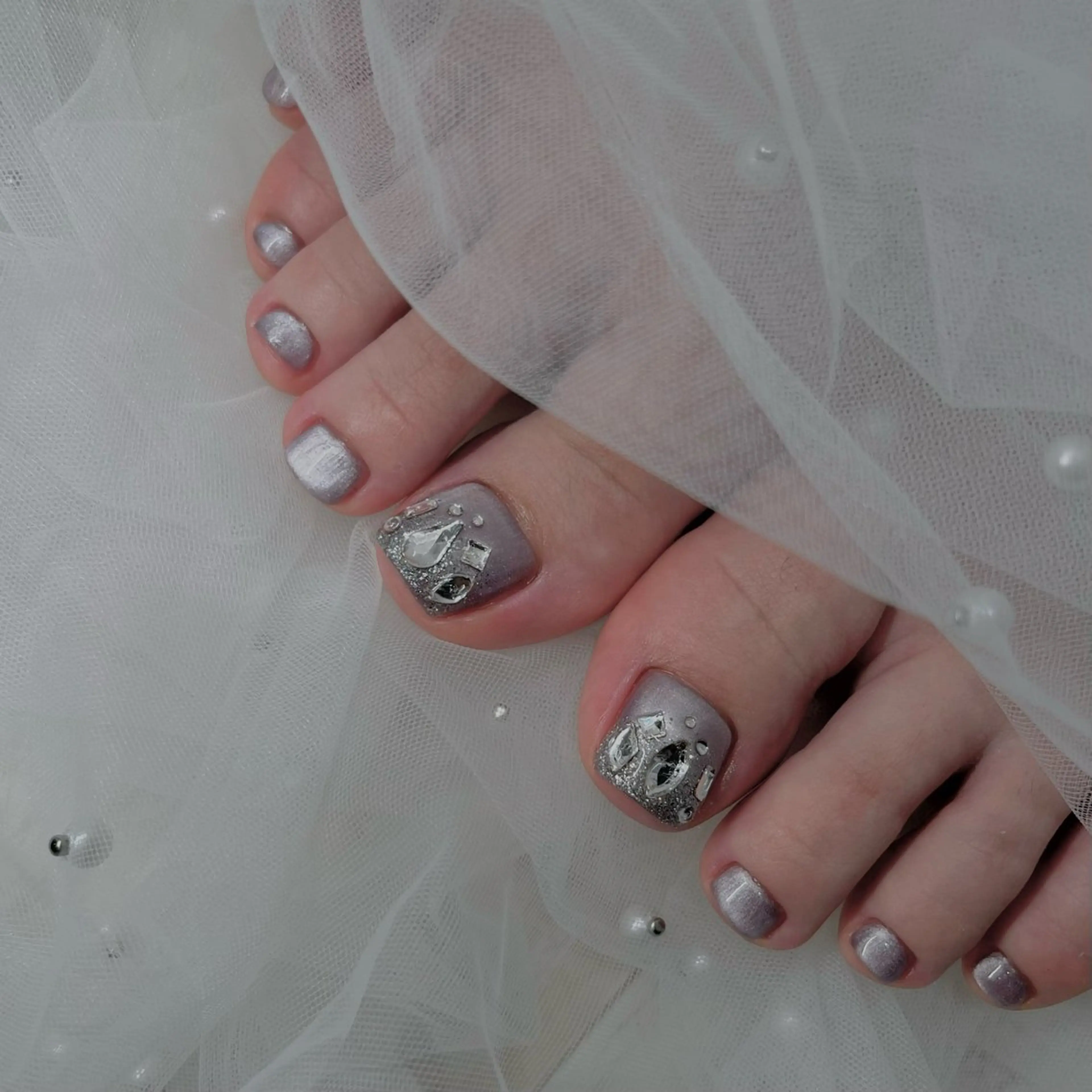 ネイル フットネイル フレンチネイル ジェルネイル ラメ(グリッター) ラメグラデーション フットネイル NEO Beauty Salon所属・𝐍𝐄𝐎 𝐉𝐔𝐑𝐈のネイルデザイン