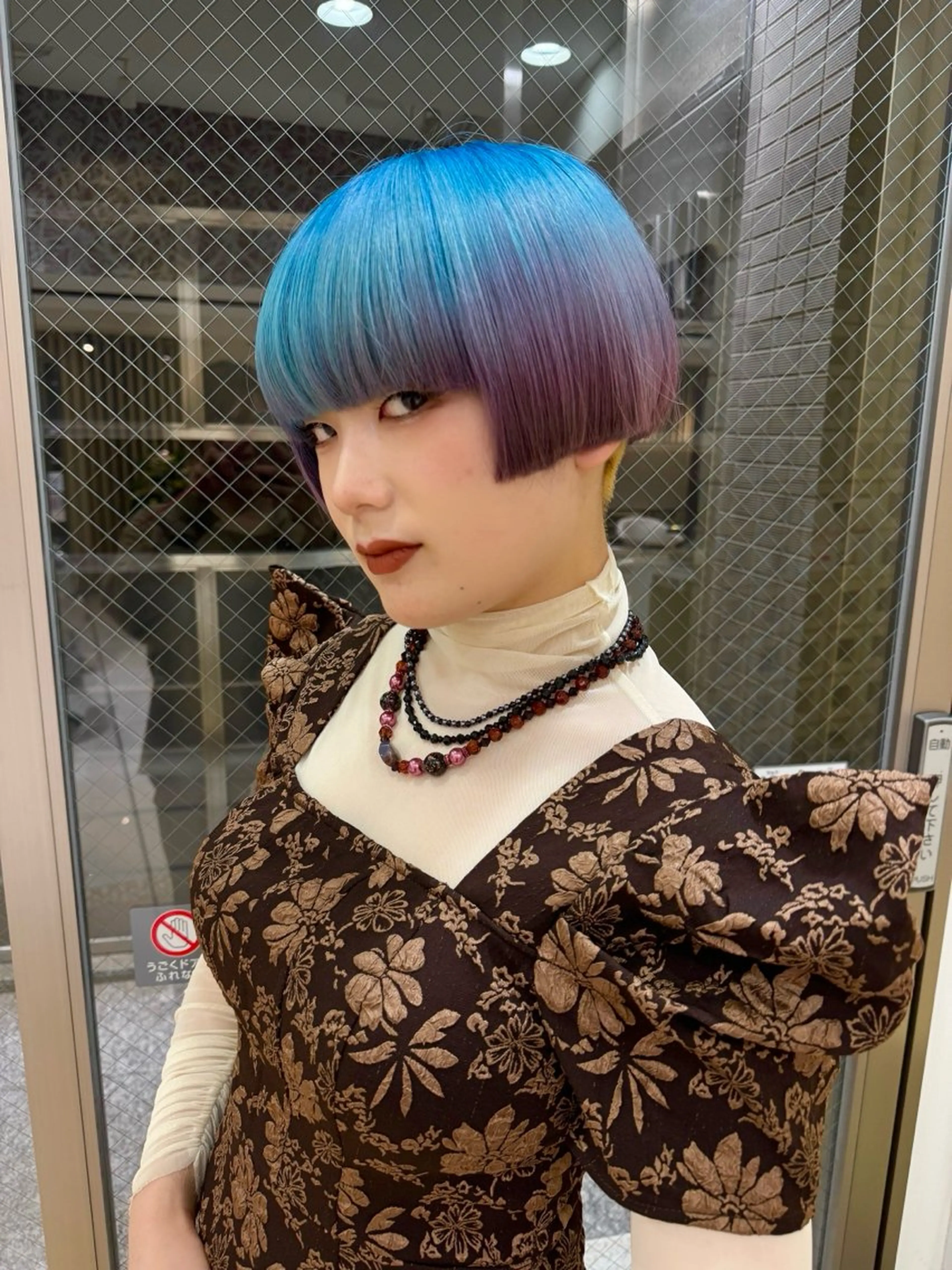 ショート カラー デザインカラー レイヤーカット ベージュ/KANAのヘアスタイル