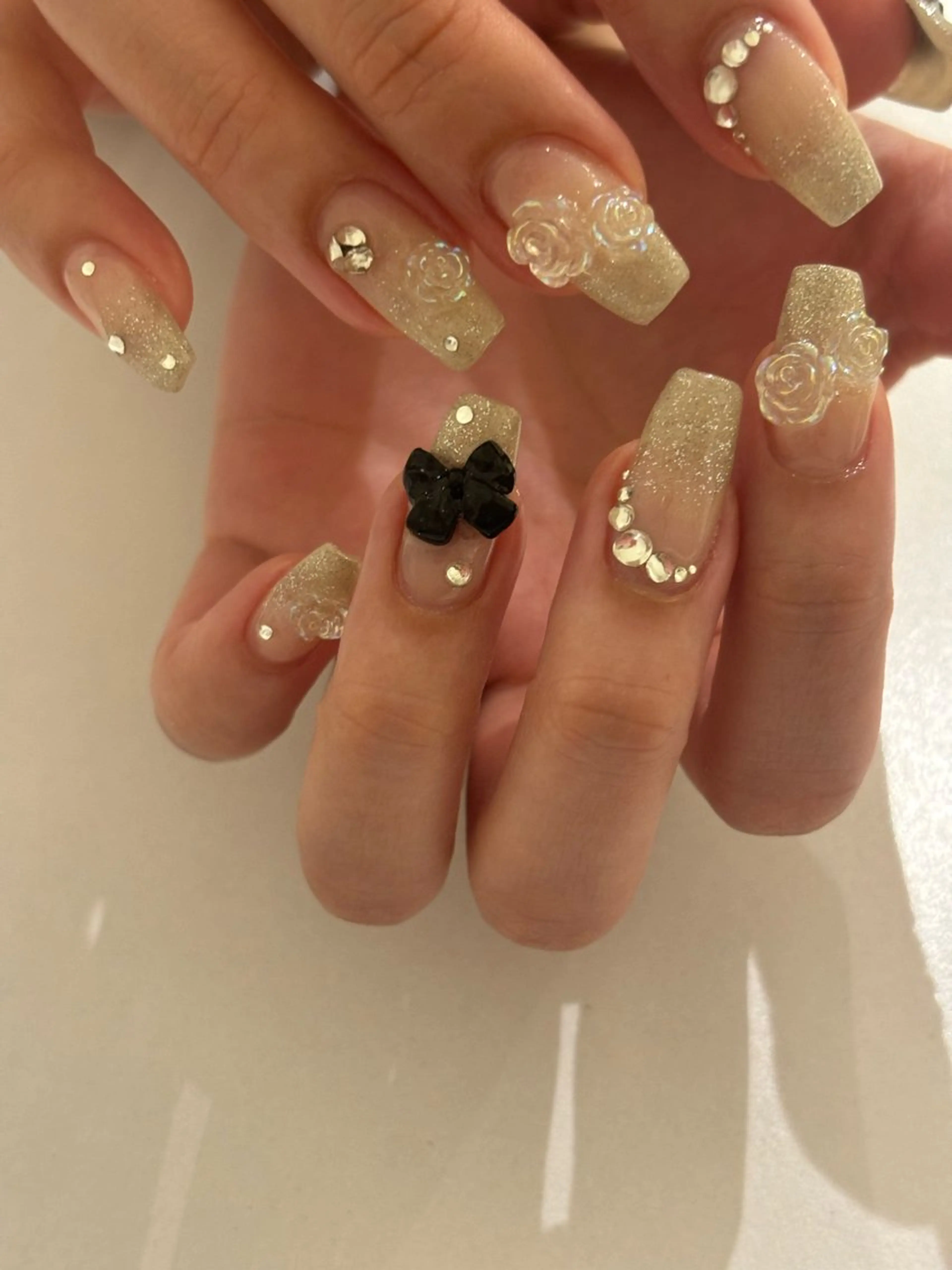 ネイル リボン 冬ネイル クリスマス ハンドネイル Ann. nail.tokyo所属・Ann nailのネイルデザイン