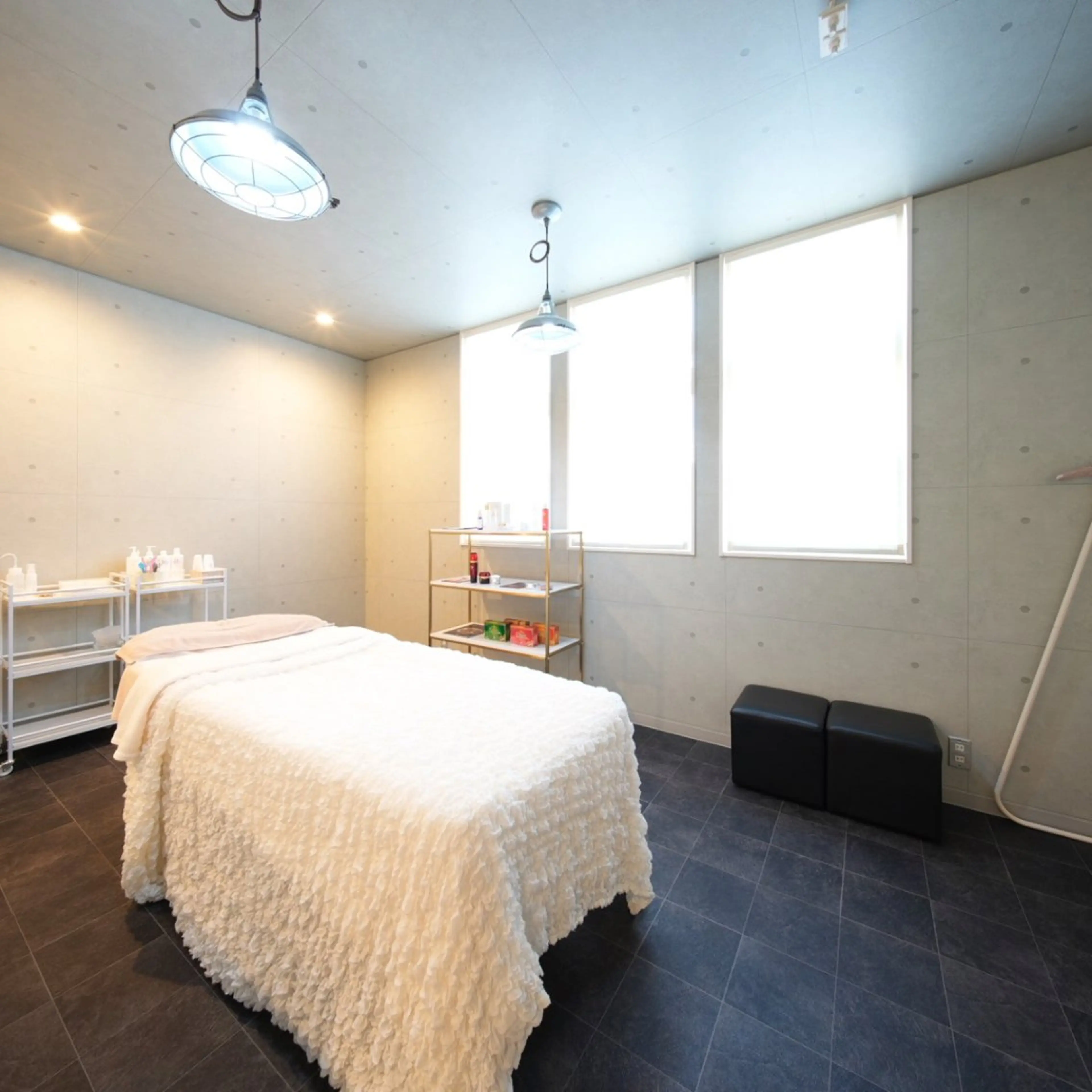 EST BEAUTY所属・顔ワックス脱毛/ ハーブピーリングのエステ・リラクイメージ