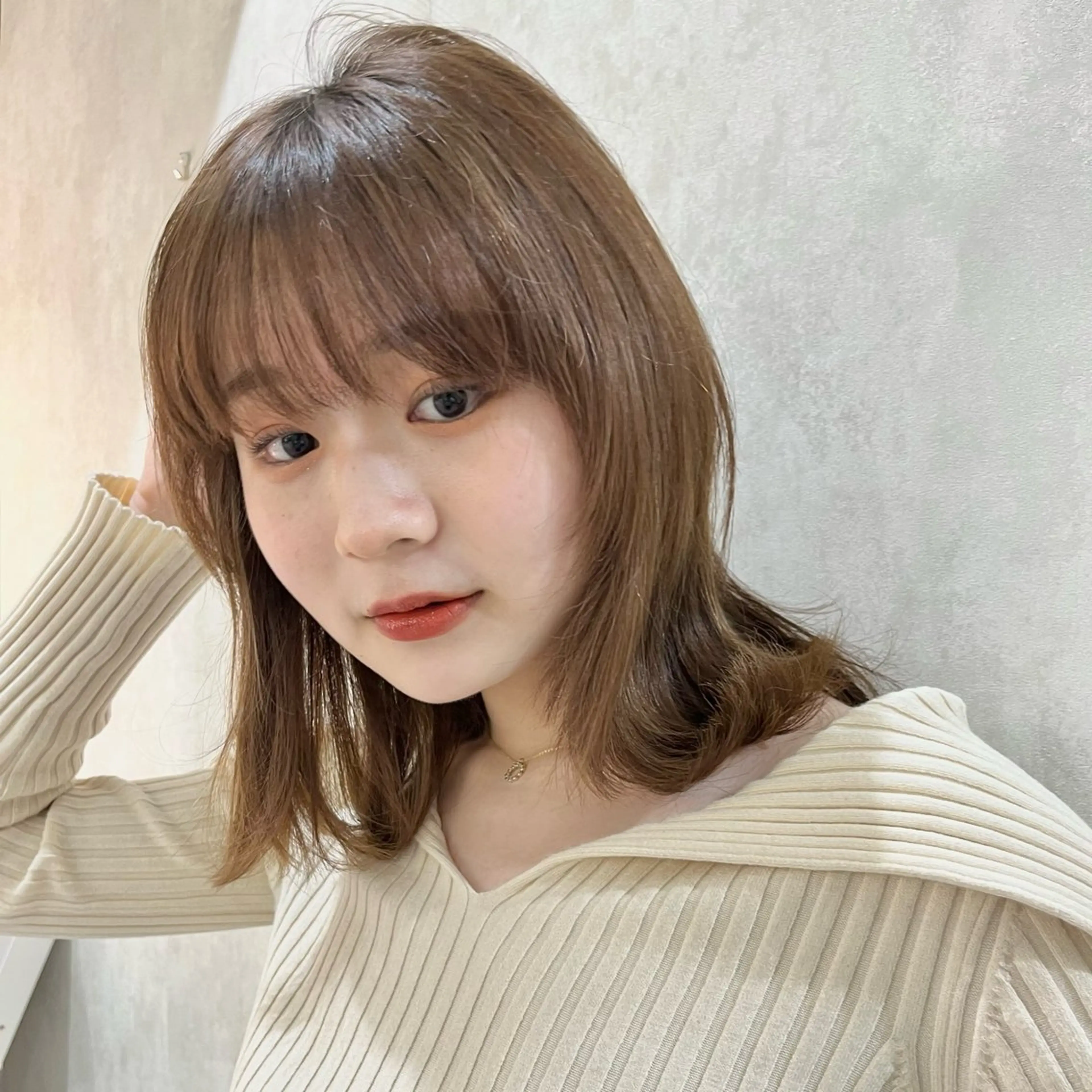 ミディアム カラー パーマ ヘアアレンジ アッシュ ベージュカラー 黒髪 ブリーチ ブルーカラー カット トリートメント ヘアセット ボブ｜韓国｜美髪矯正 ｜amika🌙のヘアスタイル