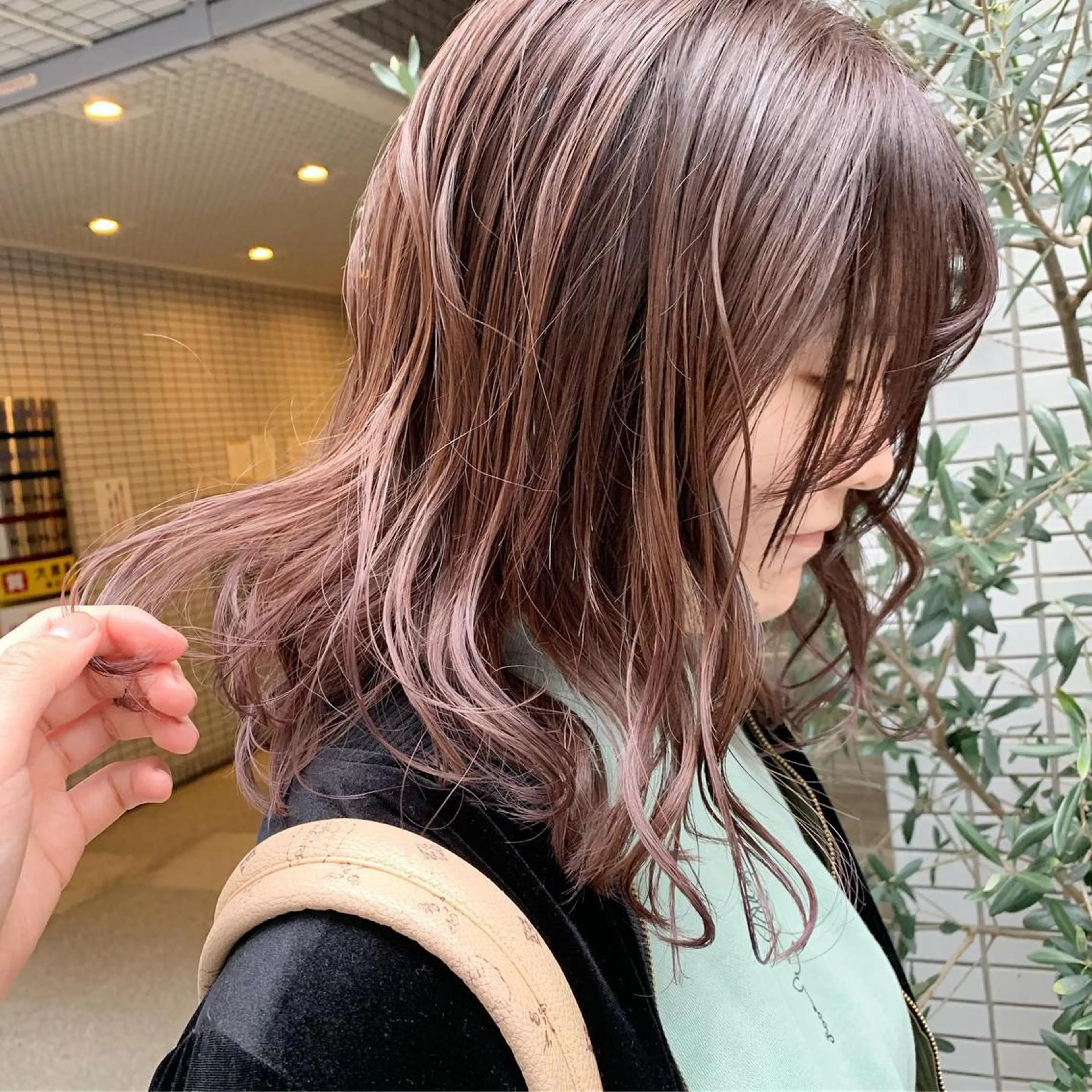 ミディアム カラー ヘアアレンジ ベージュカラー 透明感カラー ハイトーンカラー ピンクカラー ピンクベージュ 🫧透明感カラー/ ボブ/小笠原汐海🪽のヘアスタイル