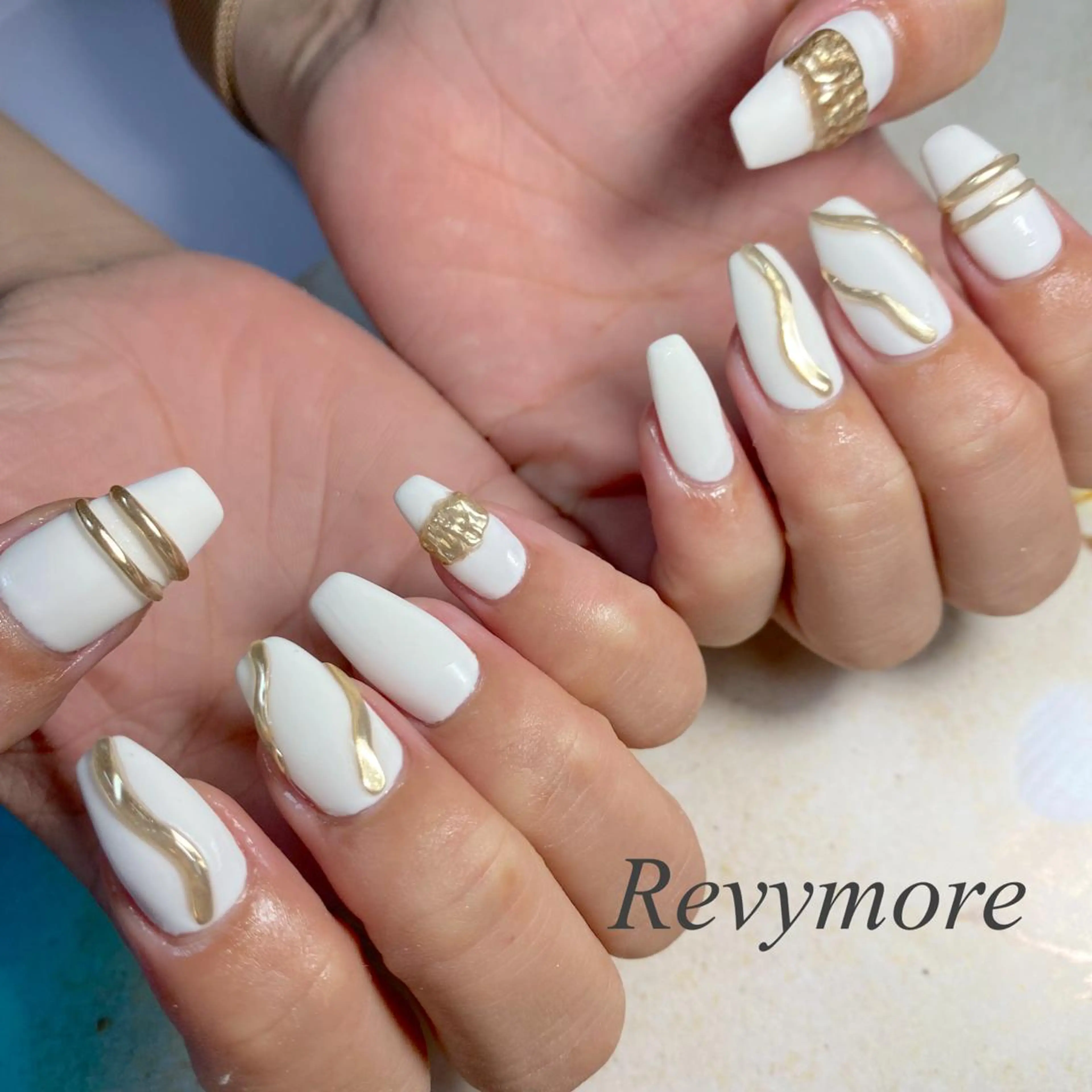 ミディアム ネイル 韓国風ヘア アートネイル ジェルネイル ゴールド キラキラネイル nail salon Revymore所属・nail salon Revymoreのネイルデザイン