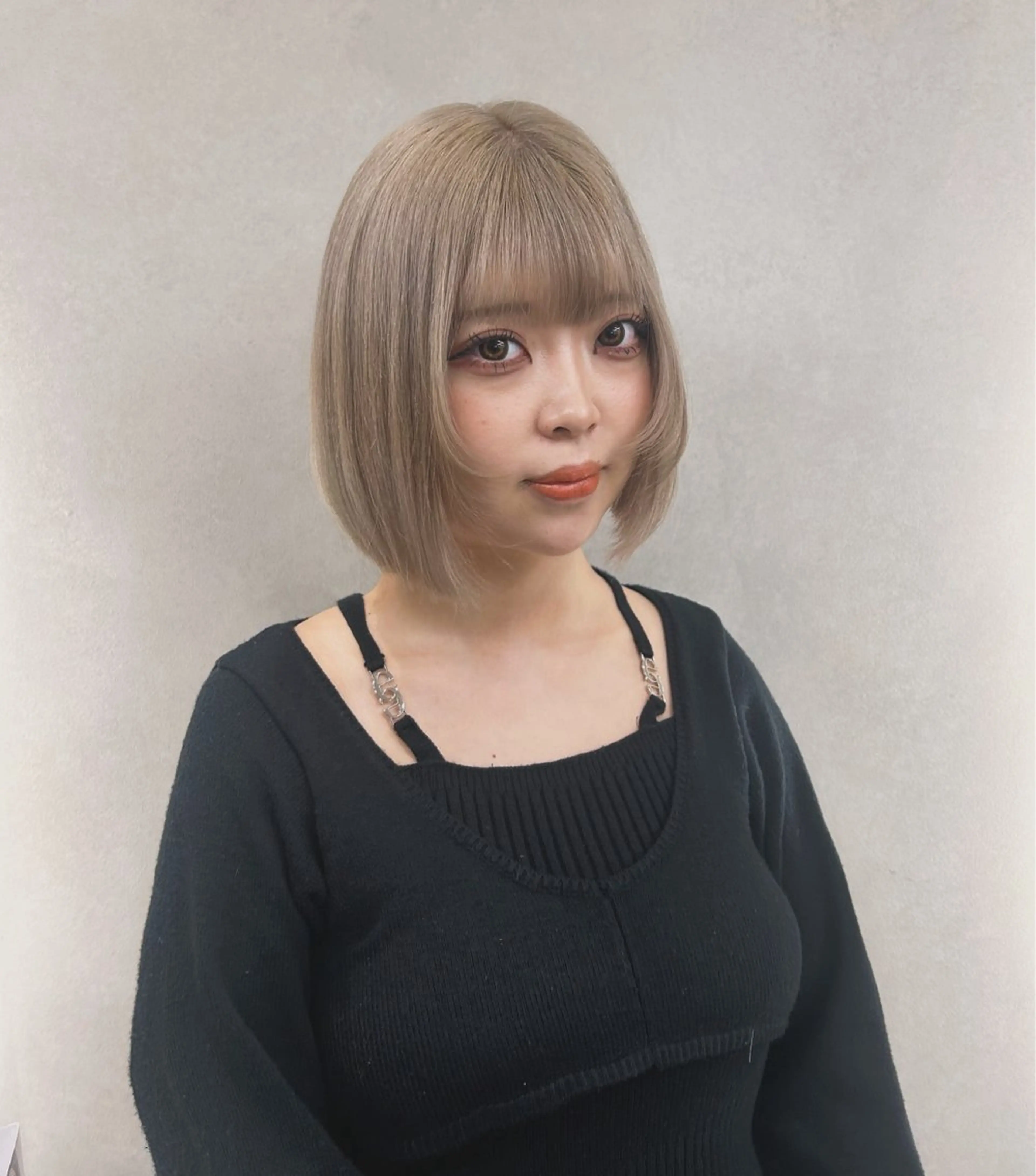 ミディアム ヘアカラー ショート/ボブ/似 合わせ/顔周りカットのヘアスタイル