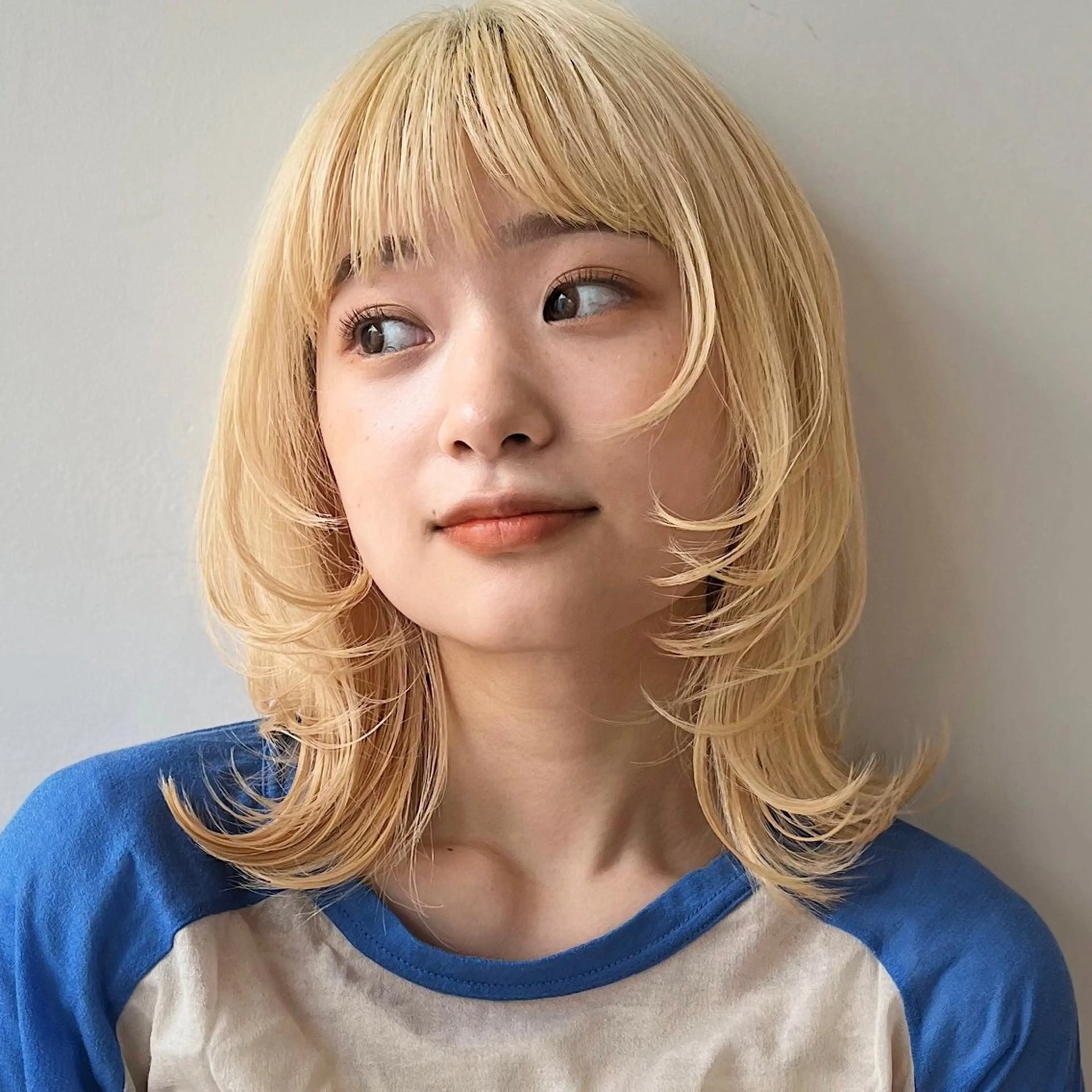 ミディアム カラー ハイトーンカラー ウルフカット あやめ【顔まわり/レ イヤー/柔らかカラ】のヘアスタイル