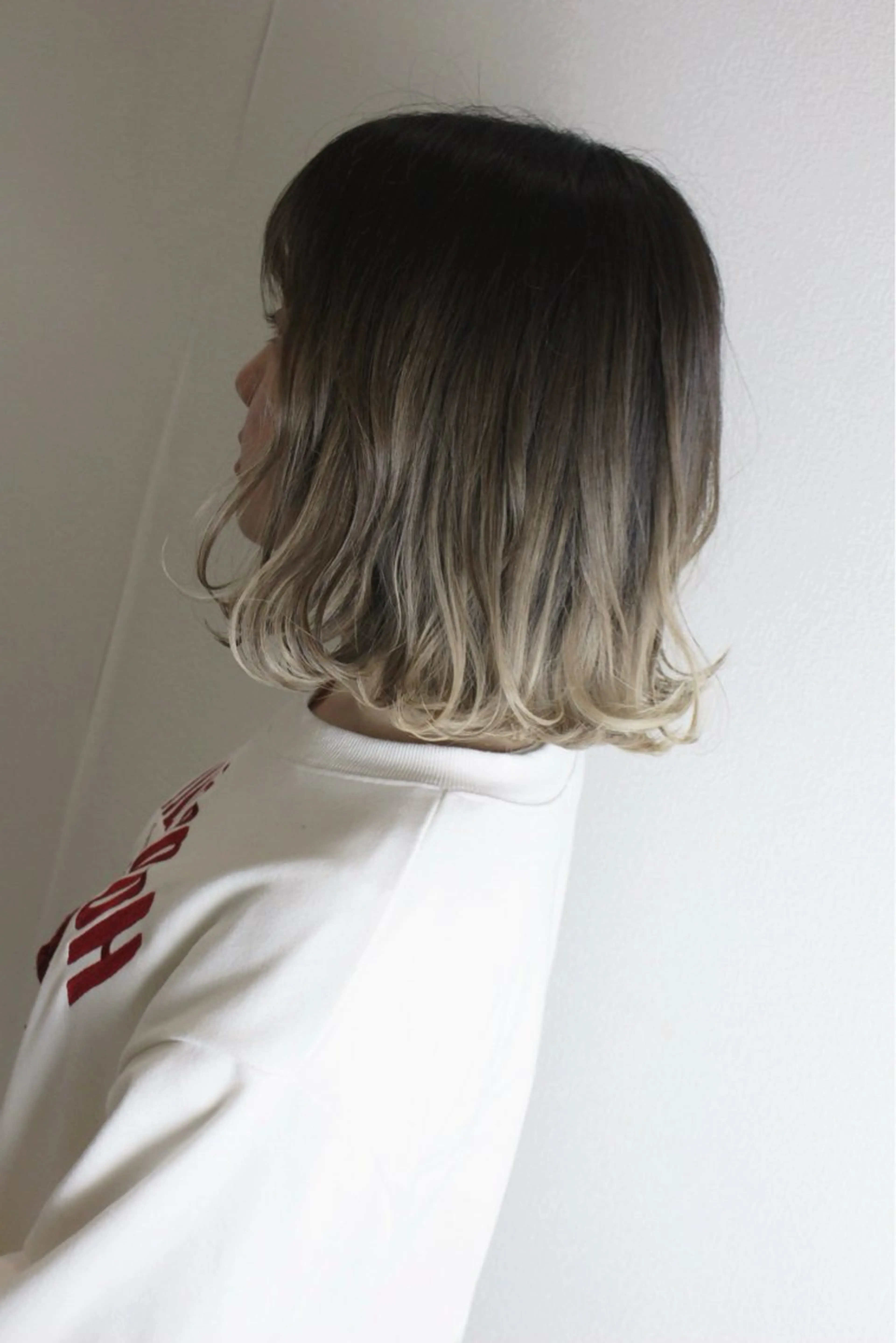 ミディアム カラー ベージュカラー ブリーチ グラデーションカラー オリーブベージュ ボブ ヘアカラー 土居 正季のヘアスタイル