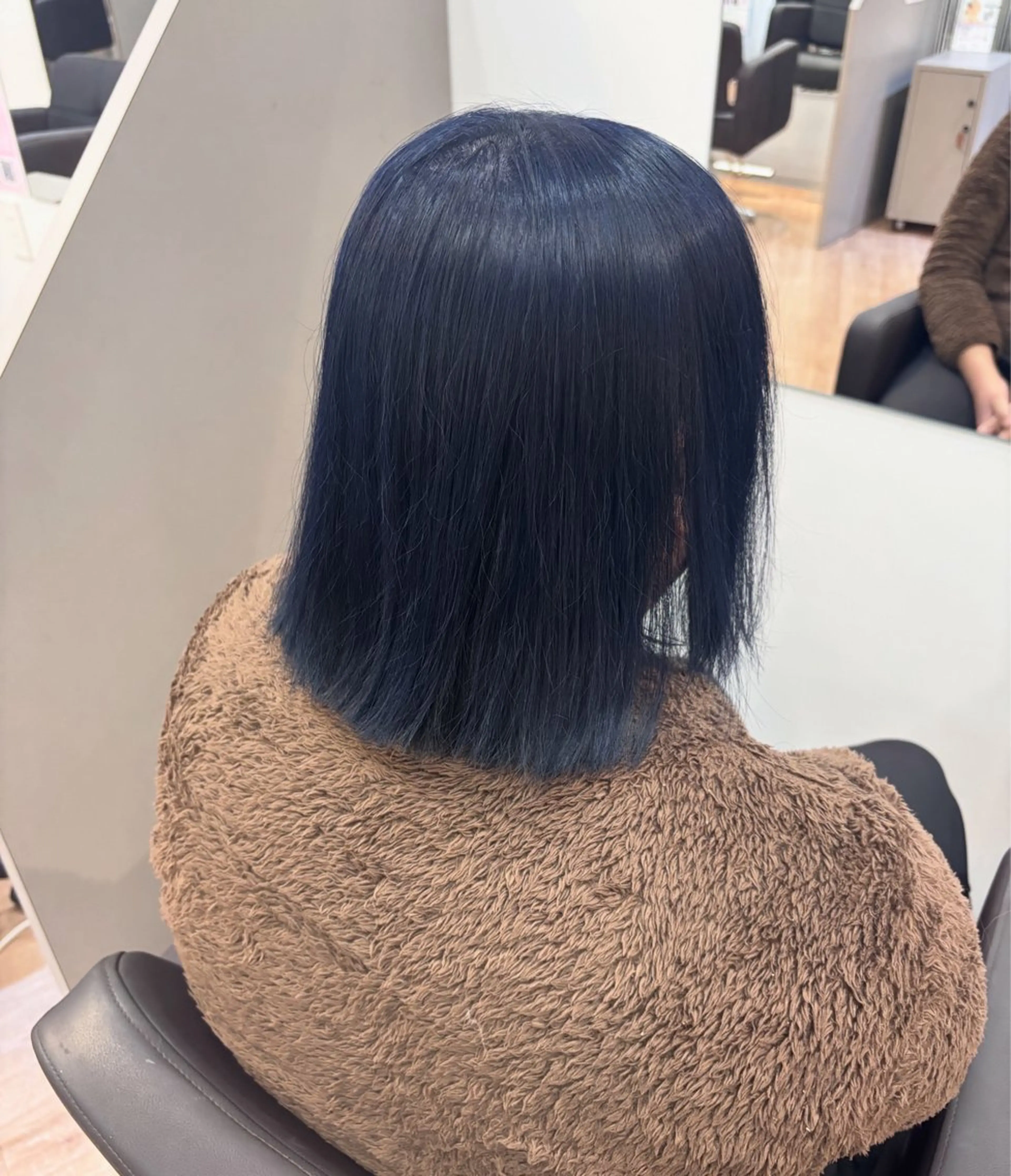 ミディアム カラー ブリーチ ブルーカラー ネイビーカラー momo/髪質改善 /コテ巻きパーマのヘアスタイル