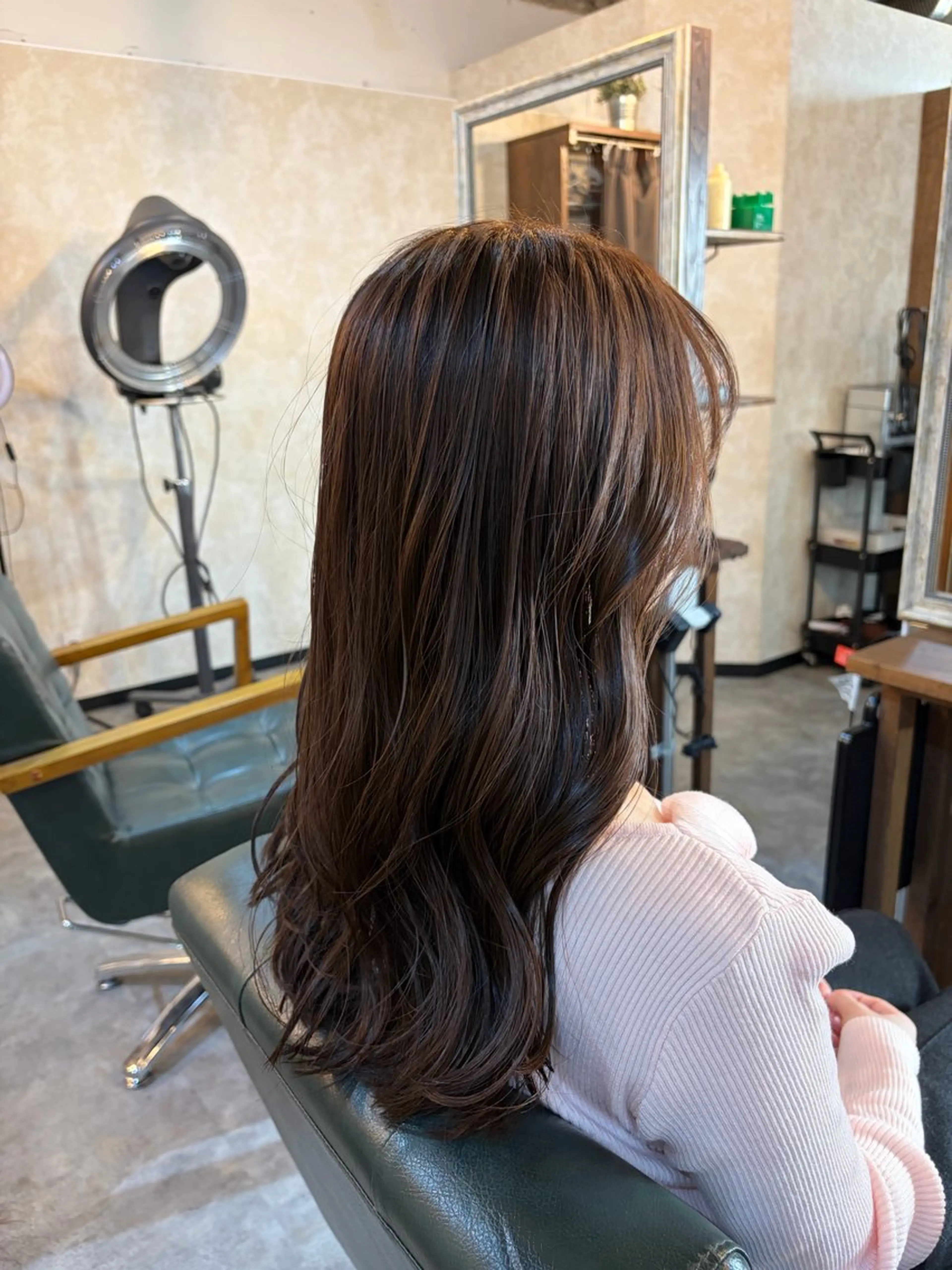 セミロング ヴェチカヘア京橋所属・脱白髪染め カミタニのヘアスタイル