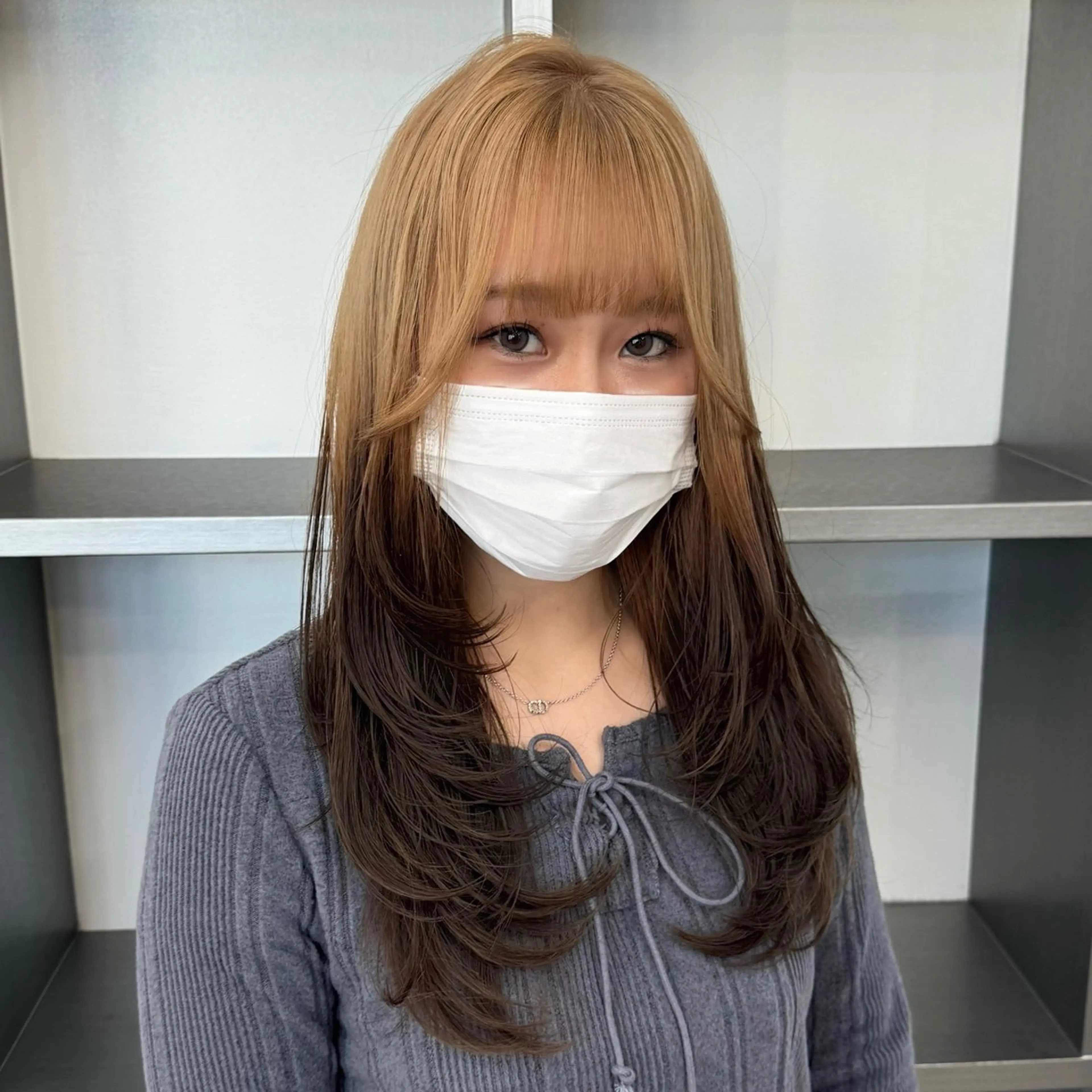 セミロング カラー デザインカラー レイヤーカット カット ヘアカラー トリートメント 🌼動き×透明感🩵 ハイトーン/ナナのヘアスタイル