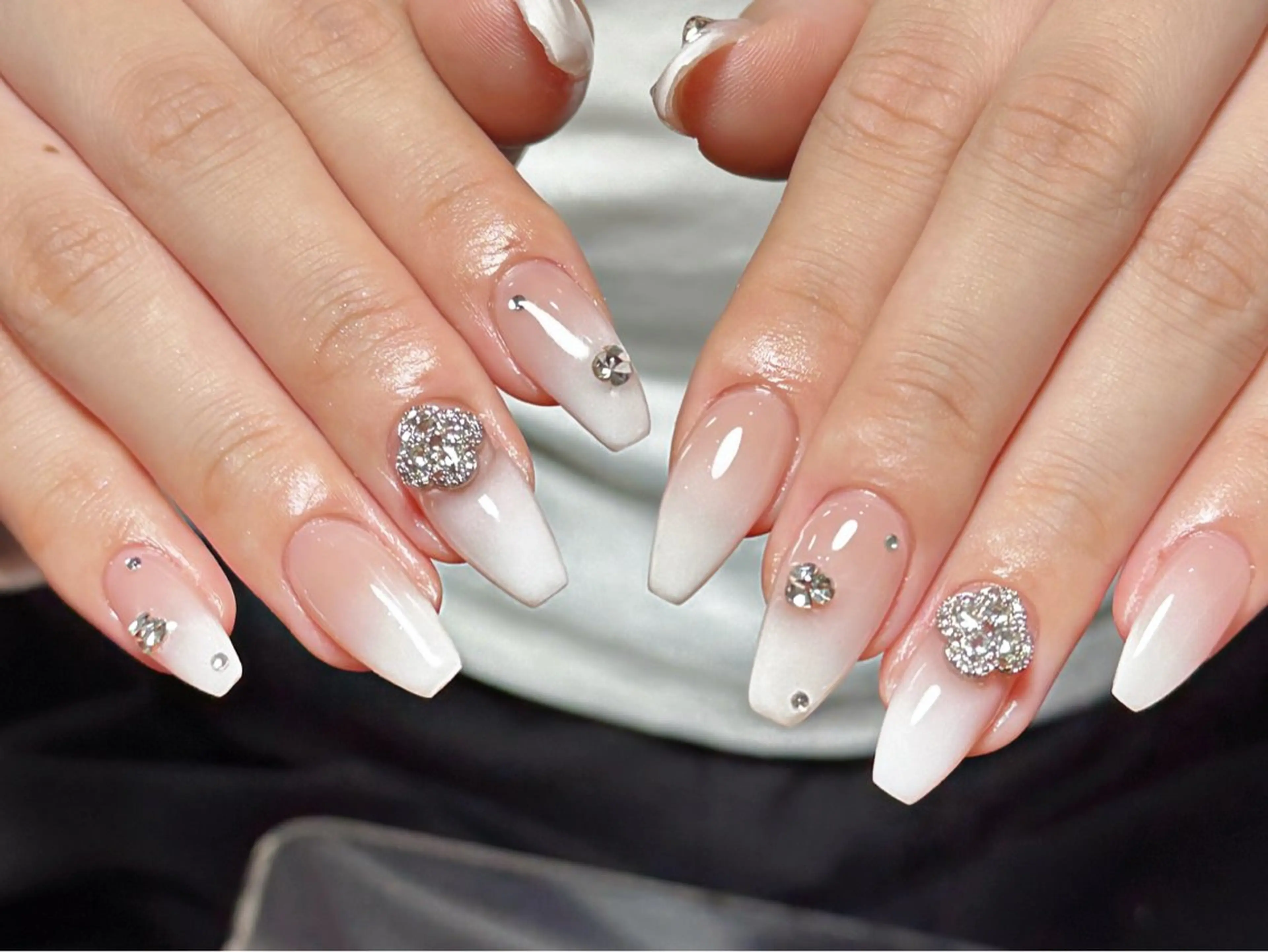 ネイル オーロラネイル 長さ出し フレンチネイル ジェルネイル ガラスフレンチ ハンドネイル Rela・S NAILのネイルデザイン