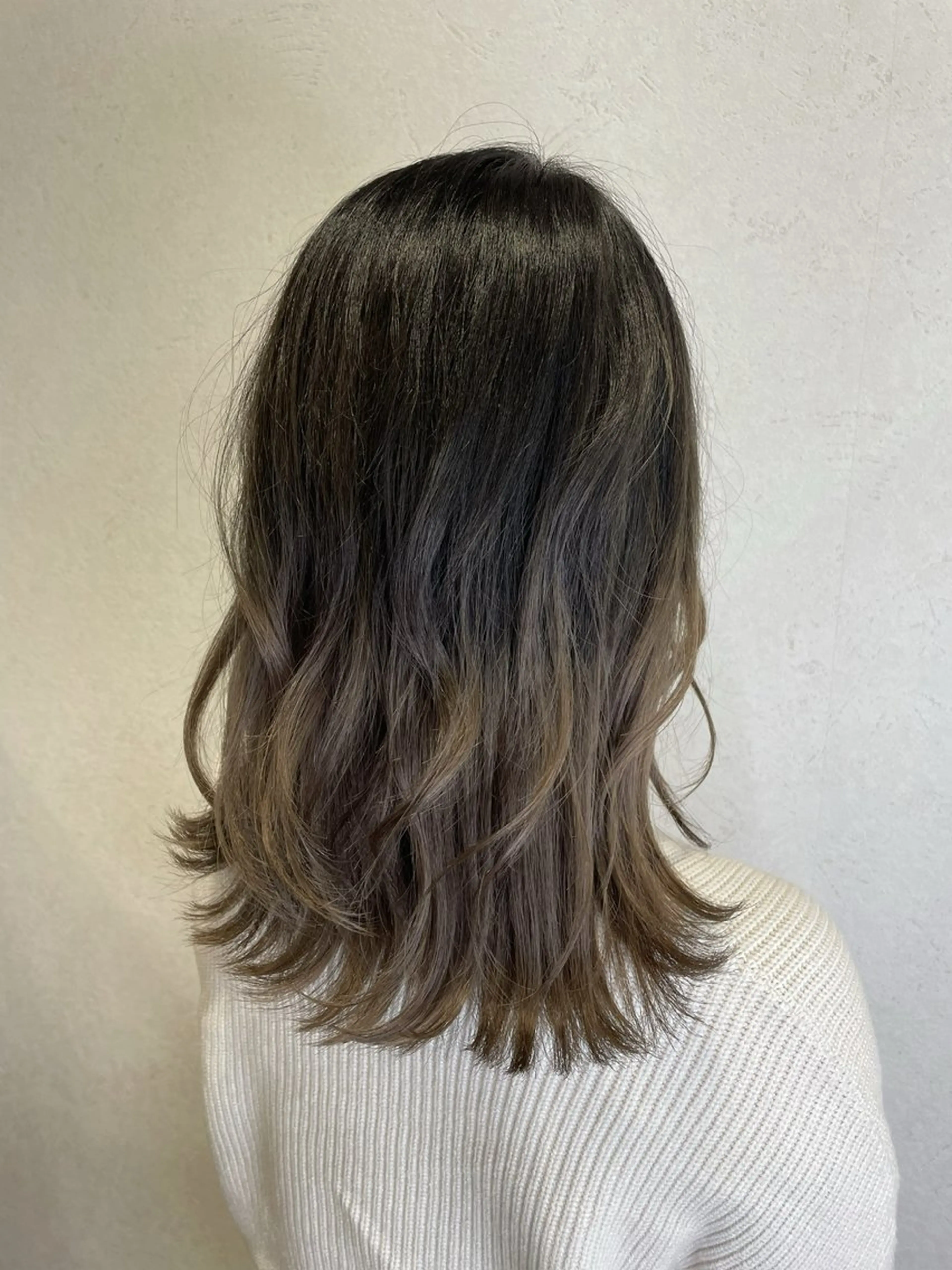 カラー 岡村 真子のヘアスタイル