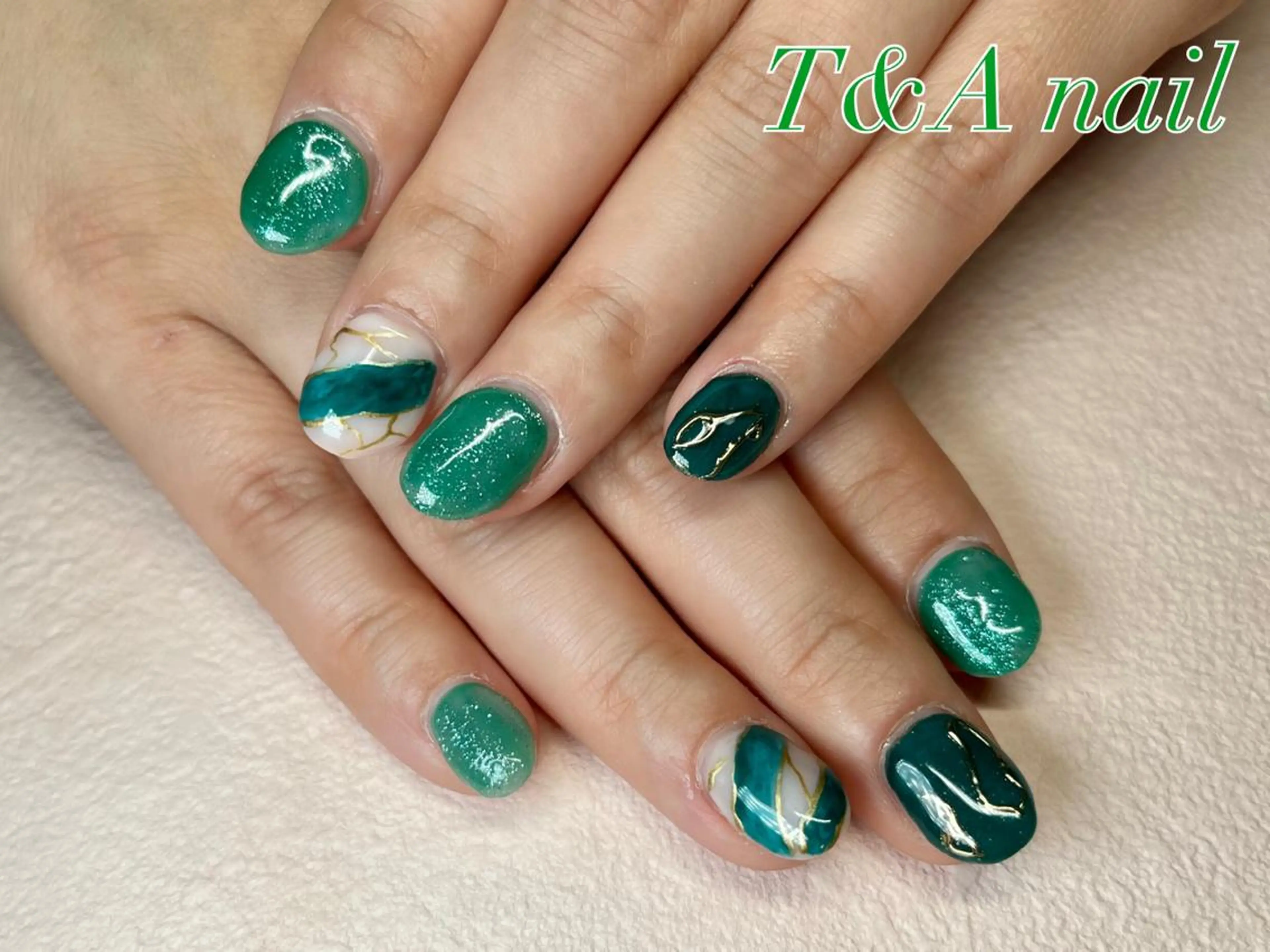 ショート ネイル ショートヘア 長さ出し ジェルネイル グリーン ニュアンスネイル ハンドネイル T&A nailのネイルデザイン