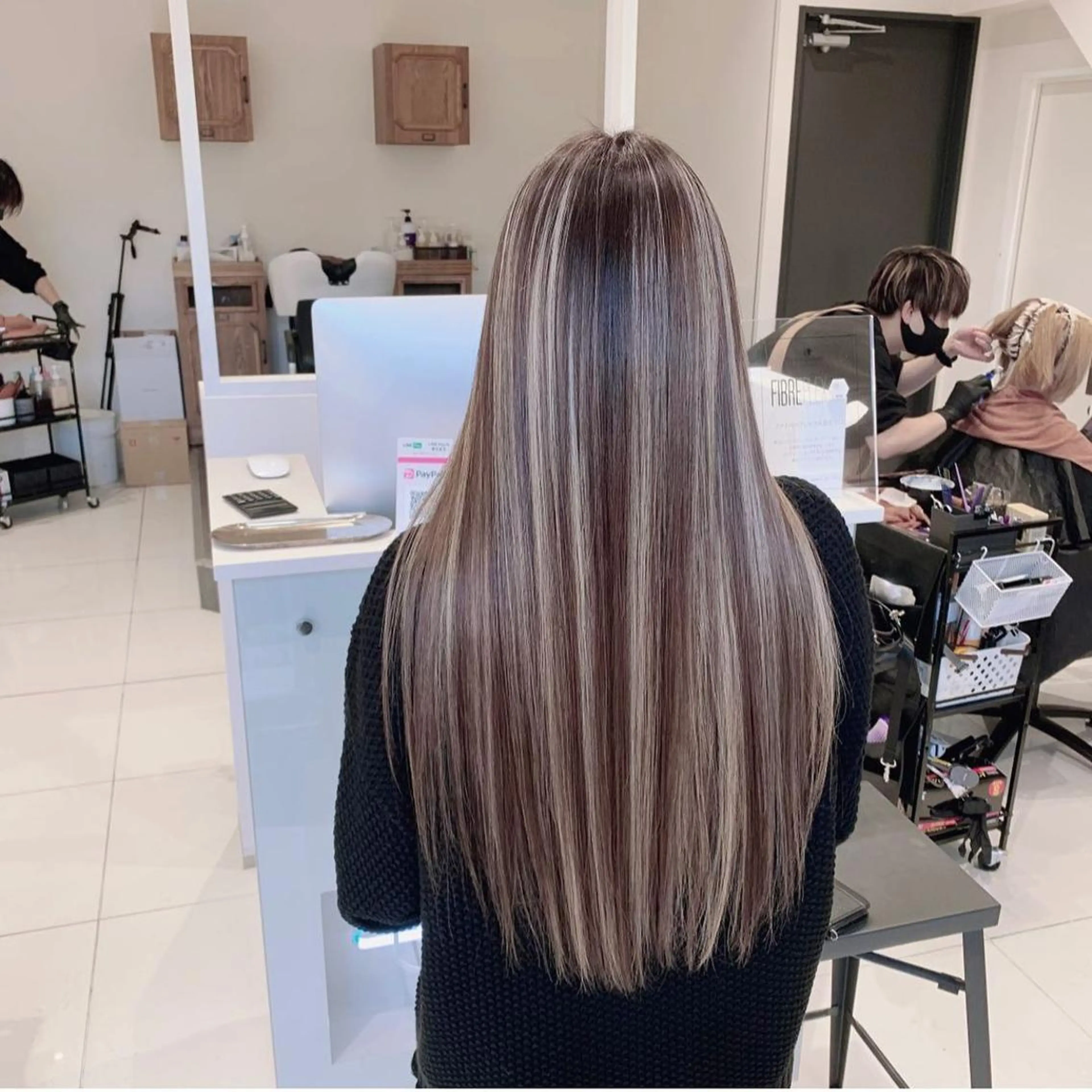 ロング カラー ブリーチ ケアブリーチ ハイライトカラー ハイライト 髪質改善 ヘアカラー オフホワイトアンドなんば所属・福西 洋斗のヘアスタイル