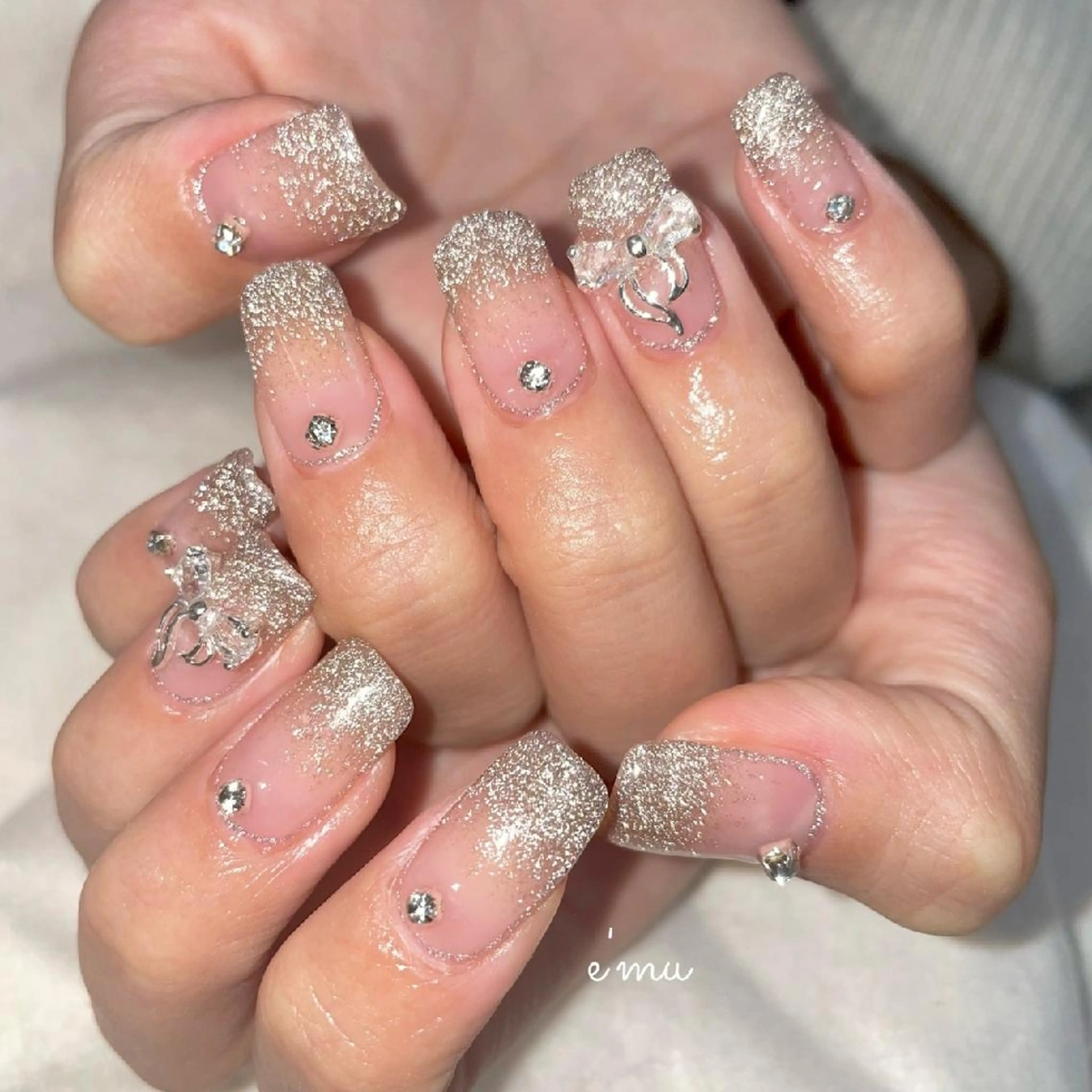 ネイル フラッシュネイル キラキラネイル 韓国ネイル リボン ワンホンネイル nail salon e'mu💐のネイルデザイン