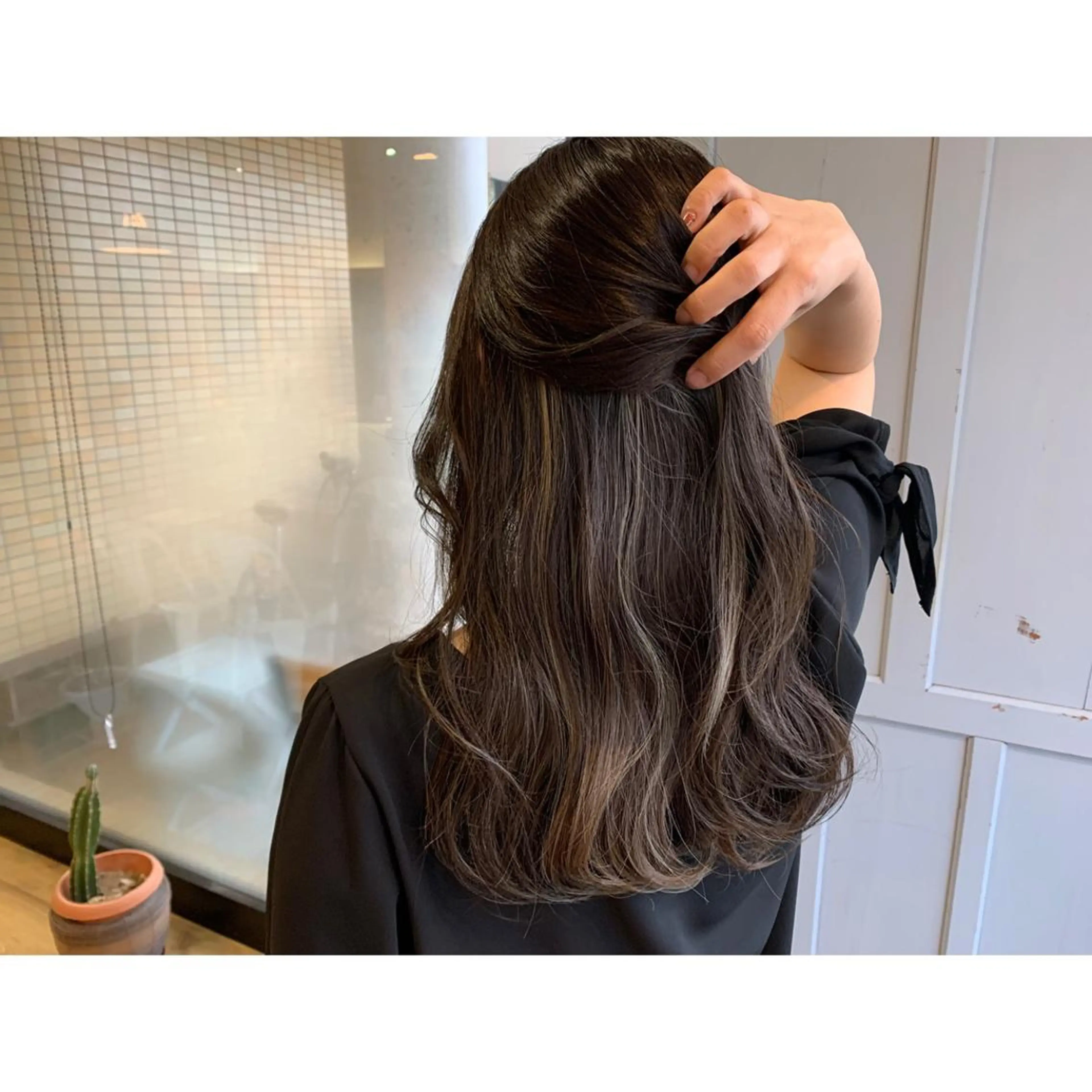 ロング カラー ハイライトカラー ハイライト ヘアカラー トリートメント ツキダテ ユイのヘアスタイル