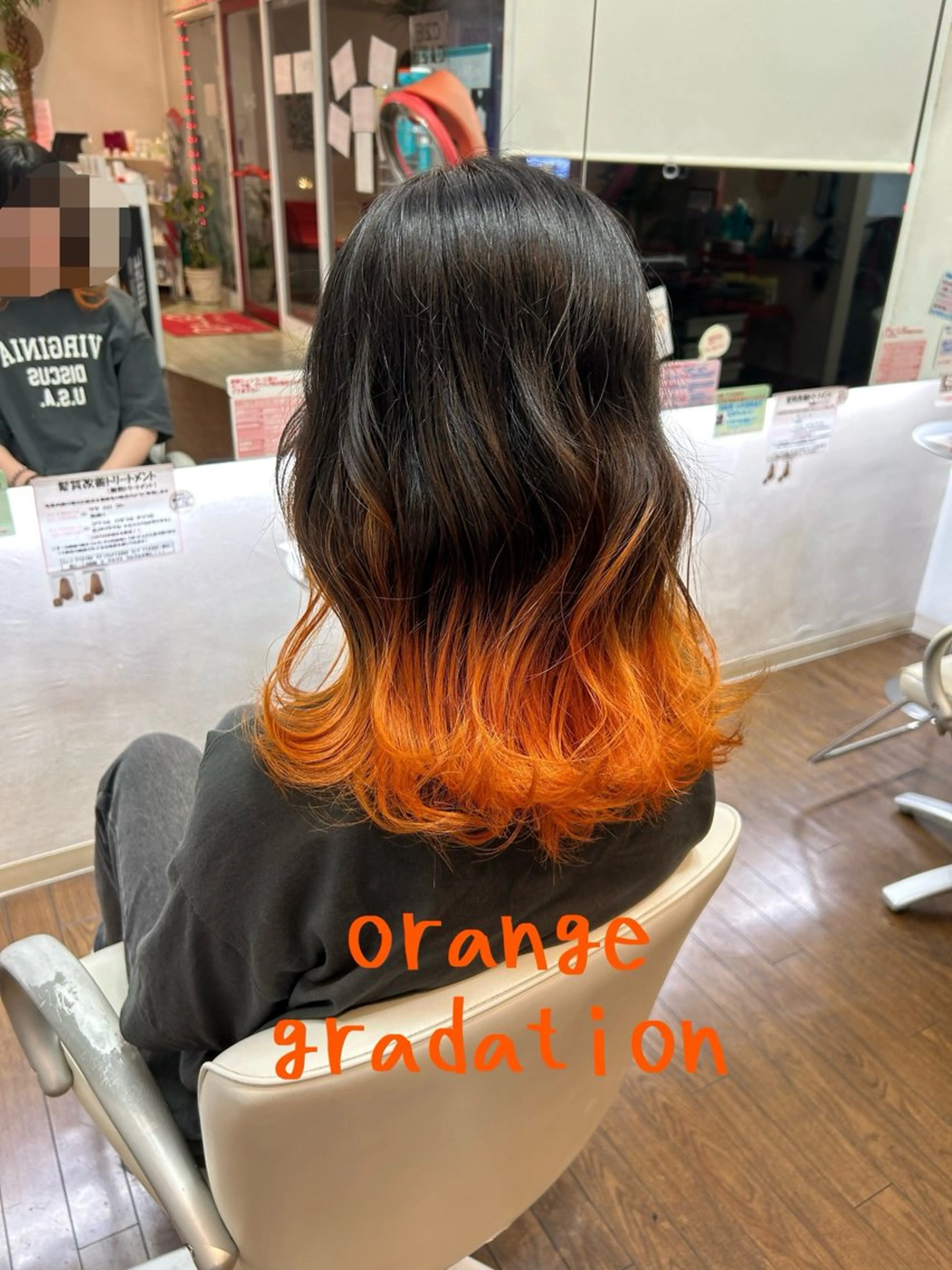 ミディアム カラー グラデーションカラー オレンジ GLAD 萩原のヘアスタイル