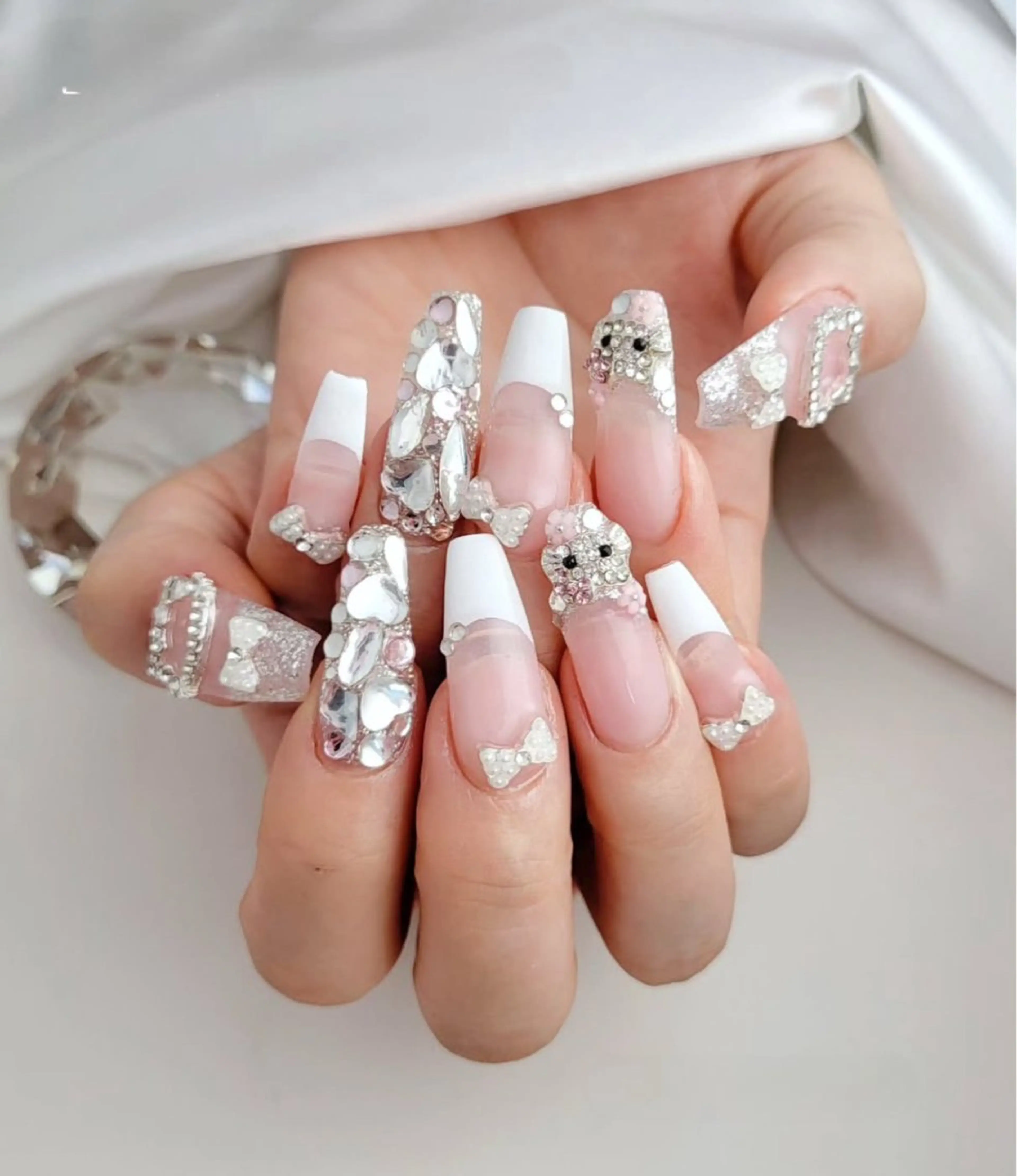 ネイル フラッシュネイル フレンチネイル グラデーション キラキラネイル 韓国ネイル ハンドネイル Lina nail所属・Lunaa 池袋のネイルデザイン