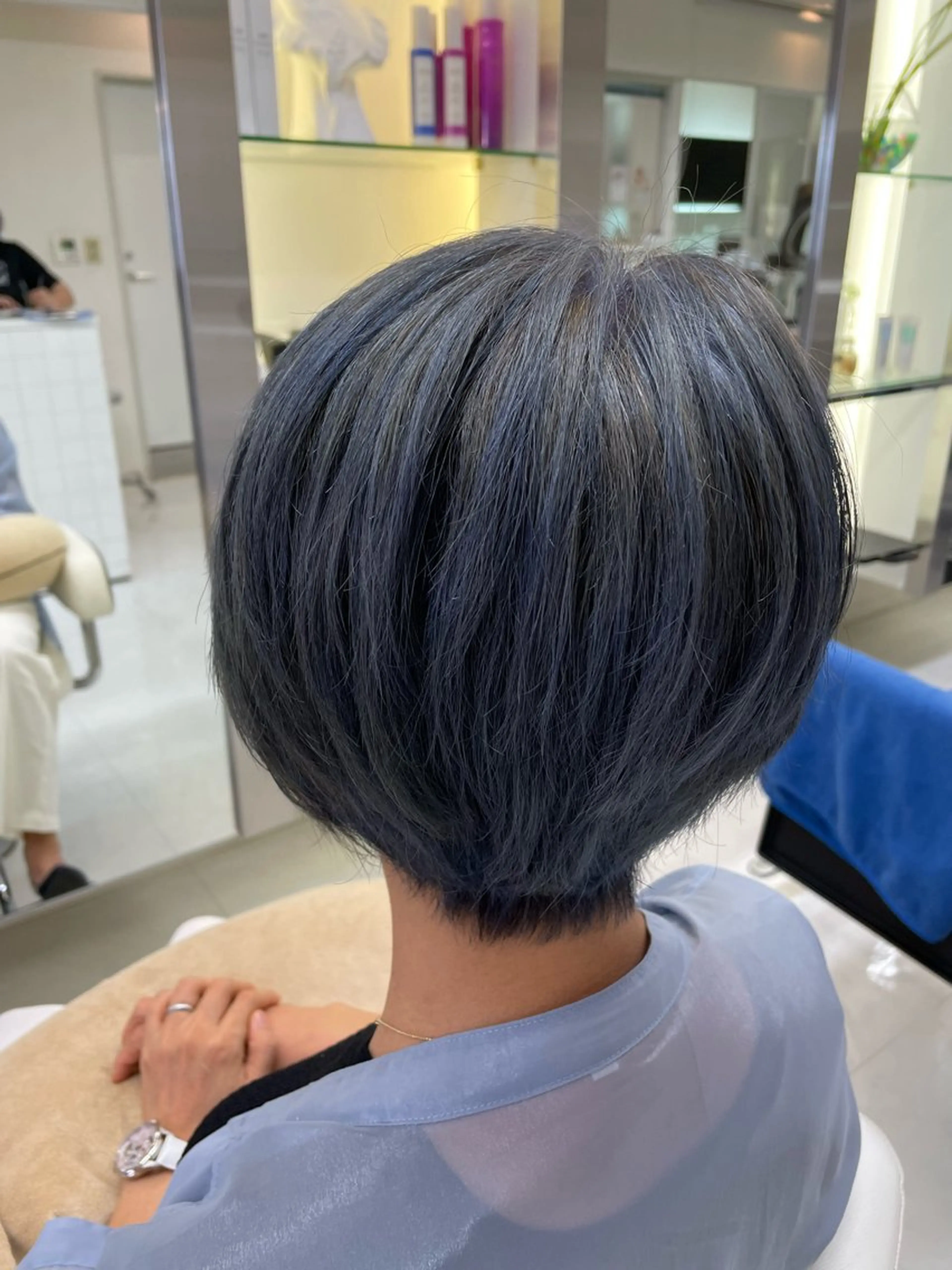ショート カラー ヒヨシ ルナのヘアスタイル
