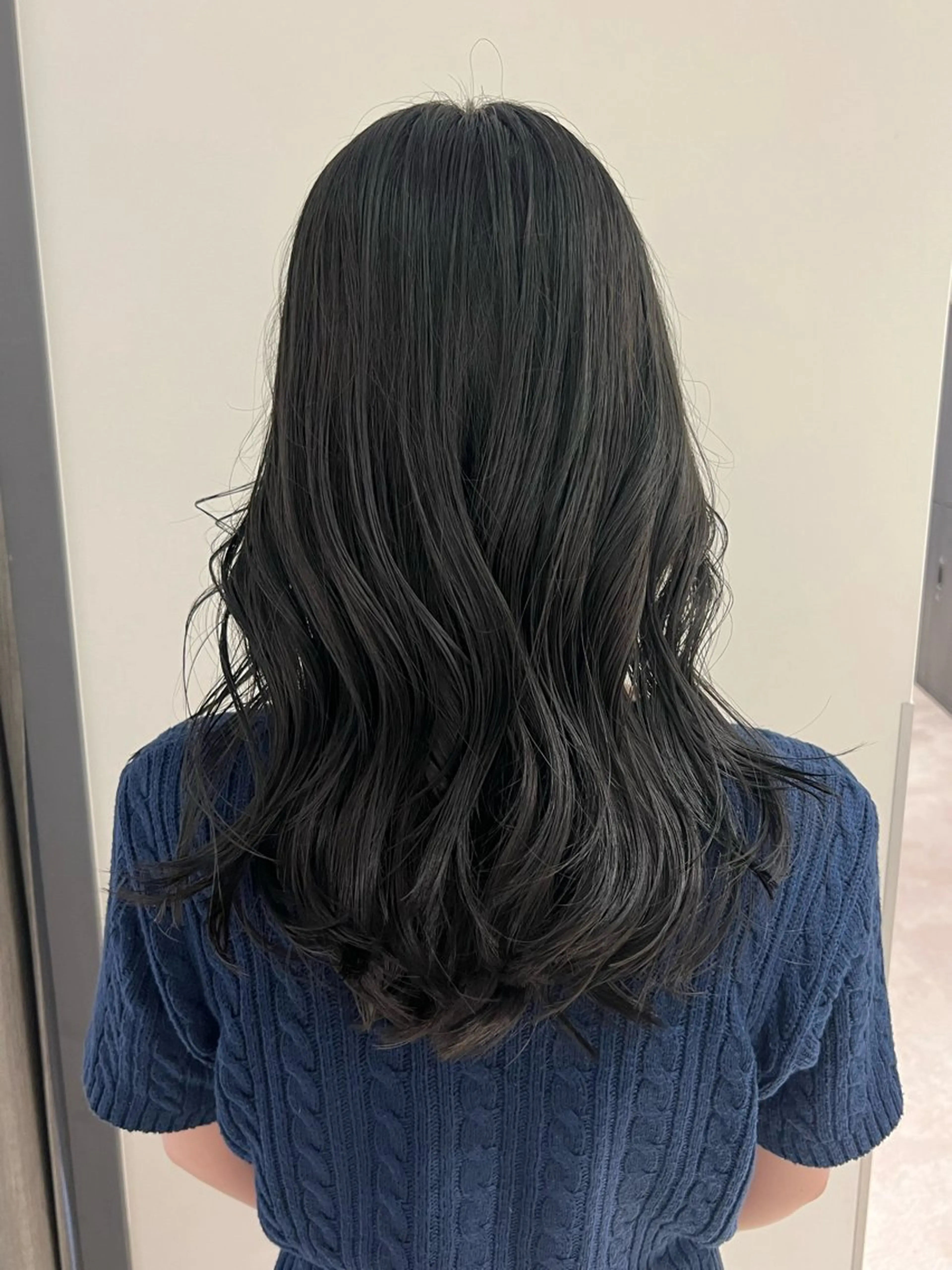 セミロング カラー ブルーカラー ブルーグレー レイヤーカット 暗髪カラー🫐パーマ おくだりんかのヘアスタイル