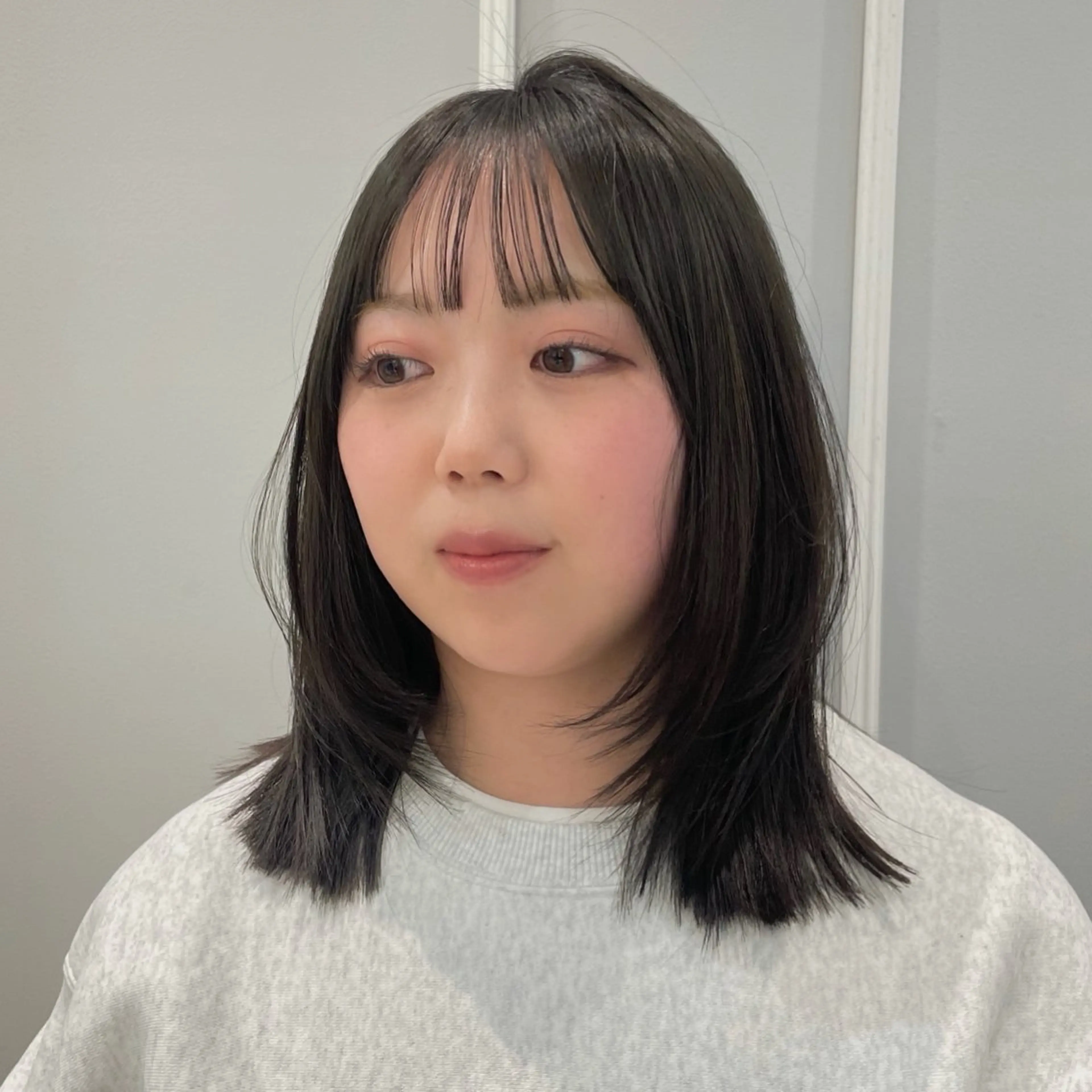 ミディアム 伸ばしかけ レイヤーカット カット ヘアカラー トリートメント 🩶赤み消しカラー 🐈‍⬛荻野美思🐾のヘアスタイル