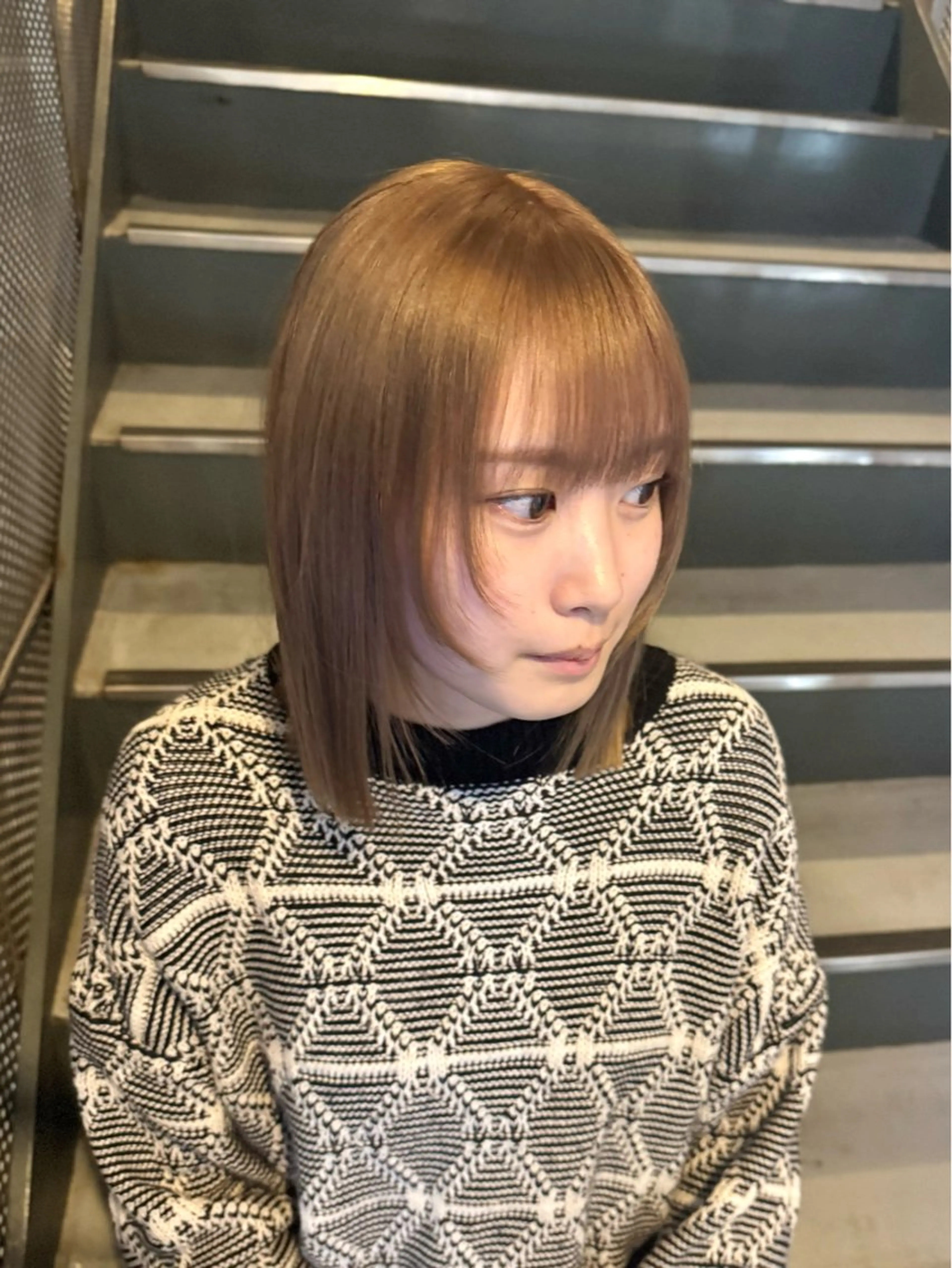 ミディアム カラー ベージュカラー ミルクティーベージュ 顔まわりレイヤー レイヤーカット 小顔カット SALOWIN新宿三丁目【サロウィン】所属・レイヤー🔶髪質改善 🔶透明感カラー青木のヘアスタイル