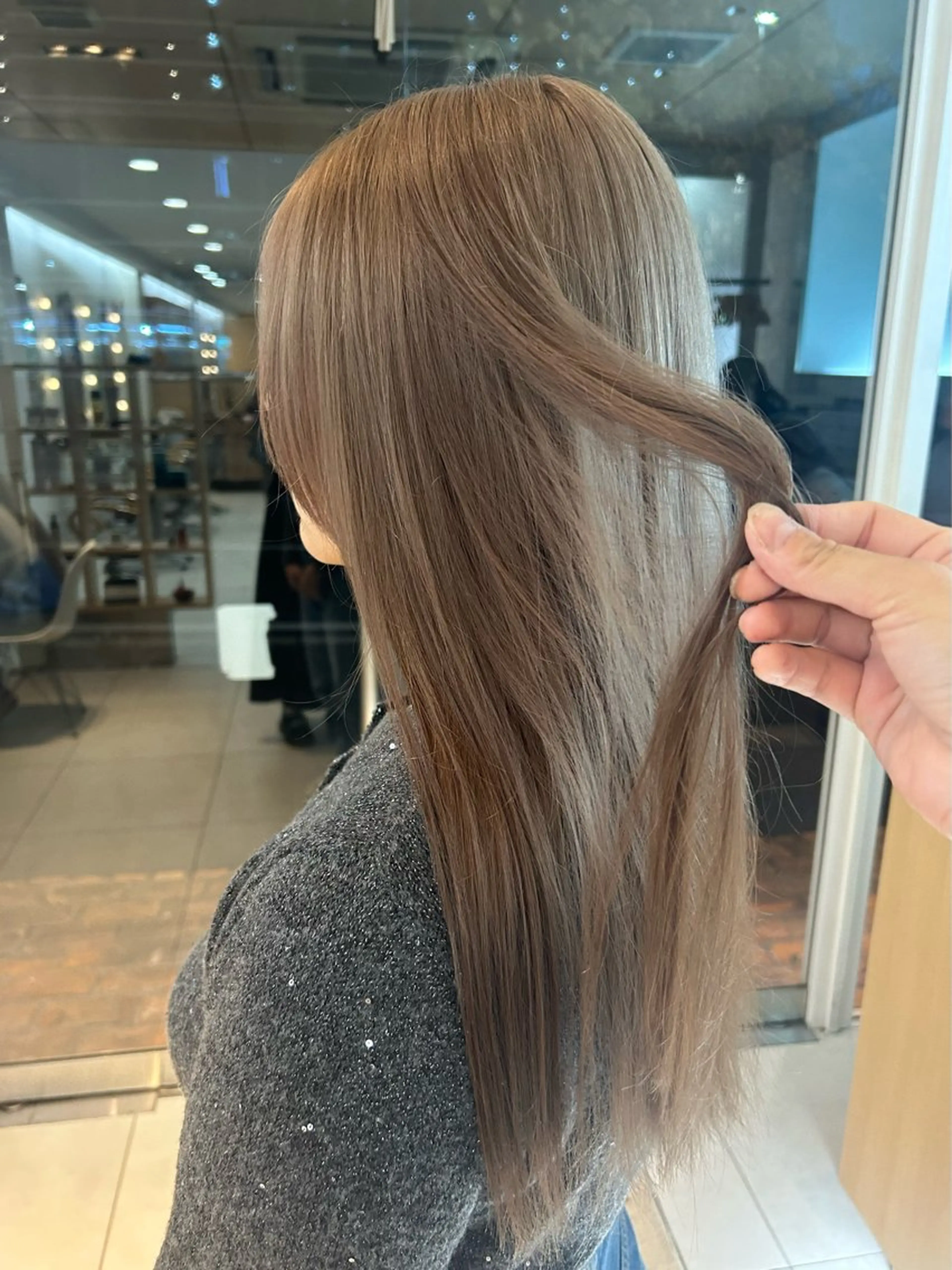 ロング 🍂透明感ベージュ カラー🍂森部杏菜のヘアスタイル