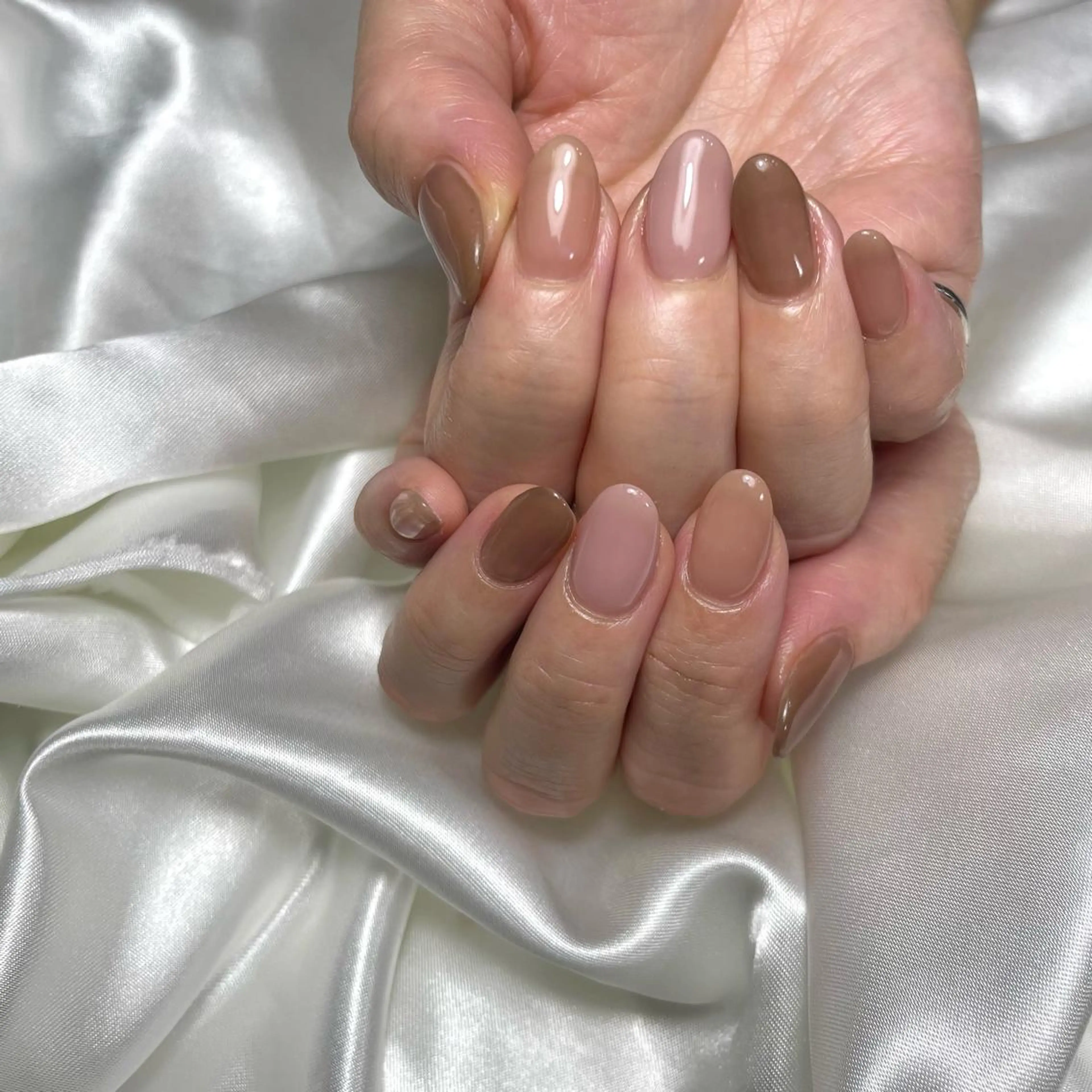 ネイル ブラウン ミラーネイル ニュアンスネイル ワンカラーネイル 春ネイル ハンドネイル upala Mayukoのネイルデザイン