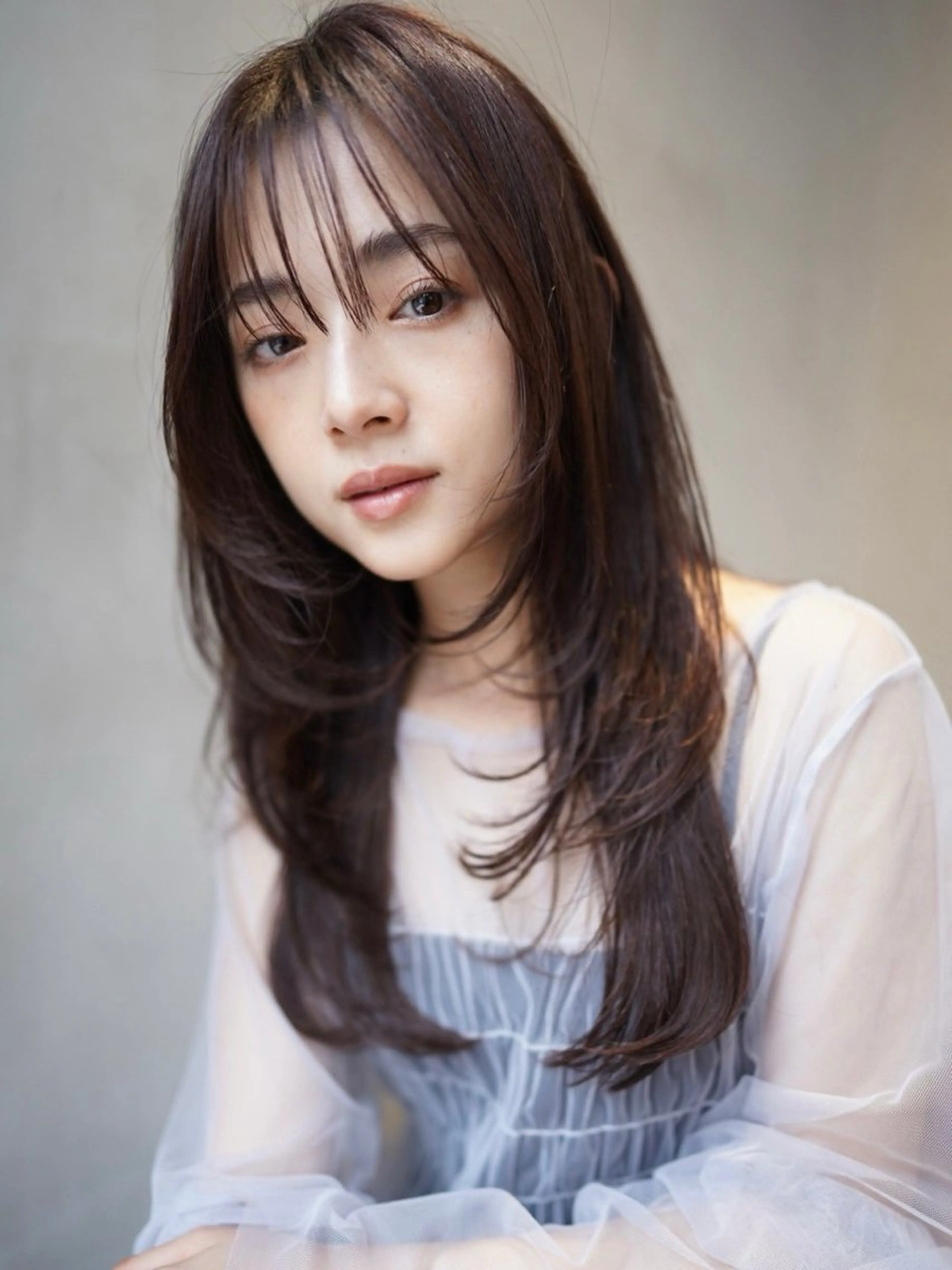 セミロング センターパート /ニュアンスパーマのヘアスタイル