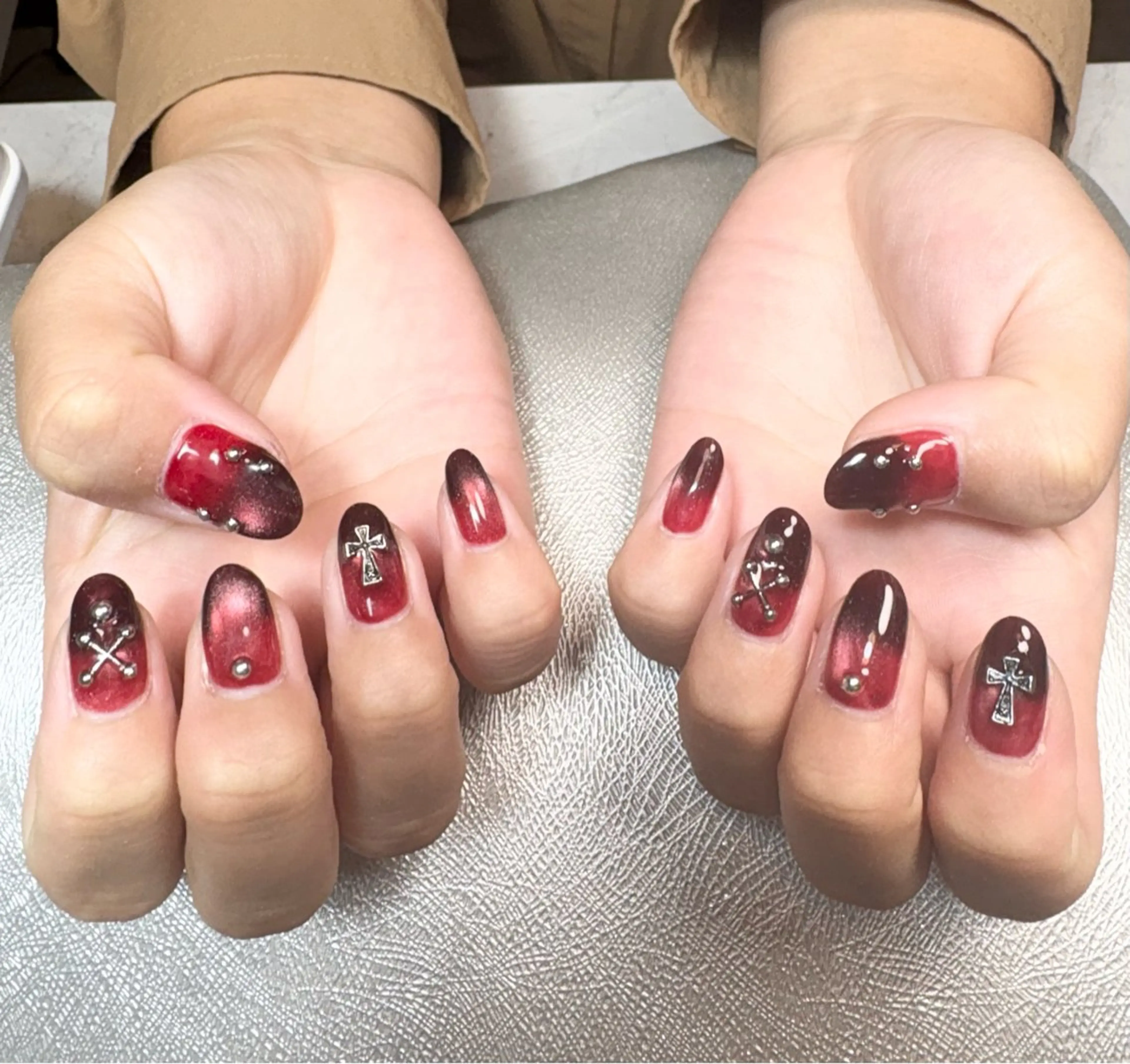 ネイル グラデーション マグネットネイル 赤色 ハンドネイル ✨韓国✨nail salonLumieのネイルデザイン