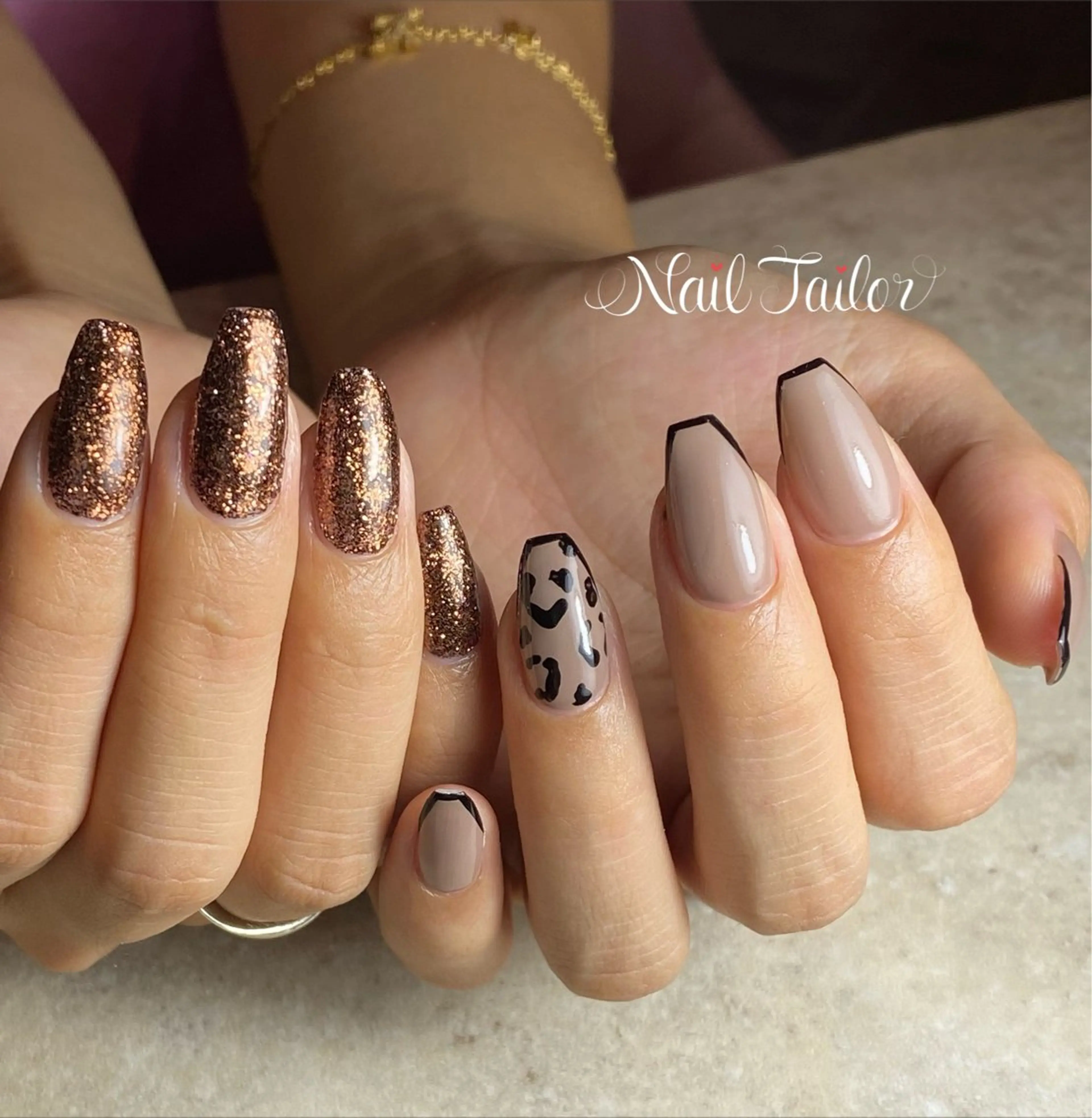 ネイル アニマル柄 ブラウン 長さ出し ジェルネイル ラメ(グリッター) ハンドネイル 〜Nail Tailor〜　ネイルテイラー所属・NailTailor ネイルテイラーのネイルデザイン