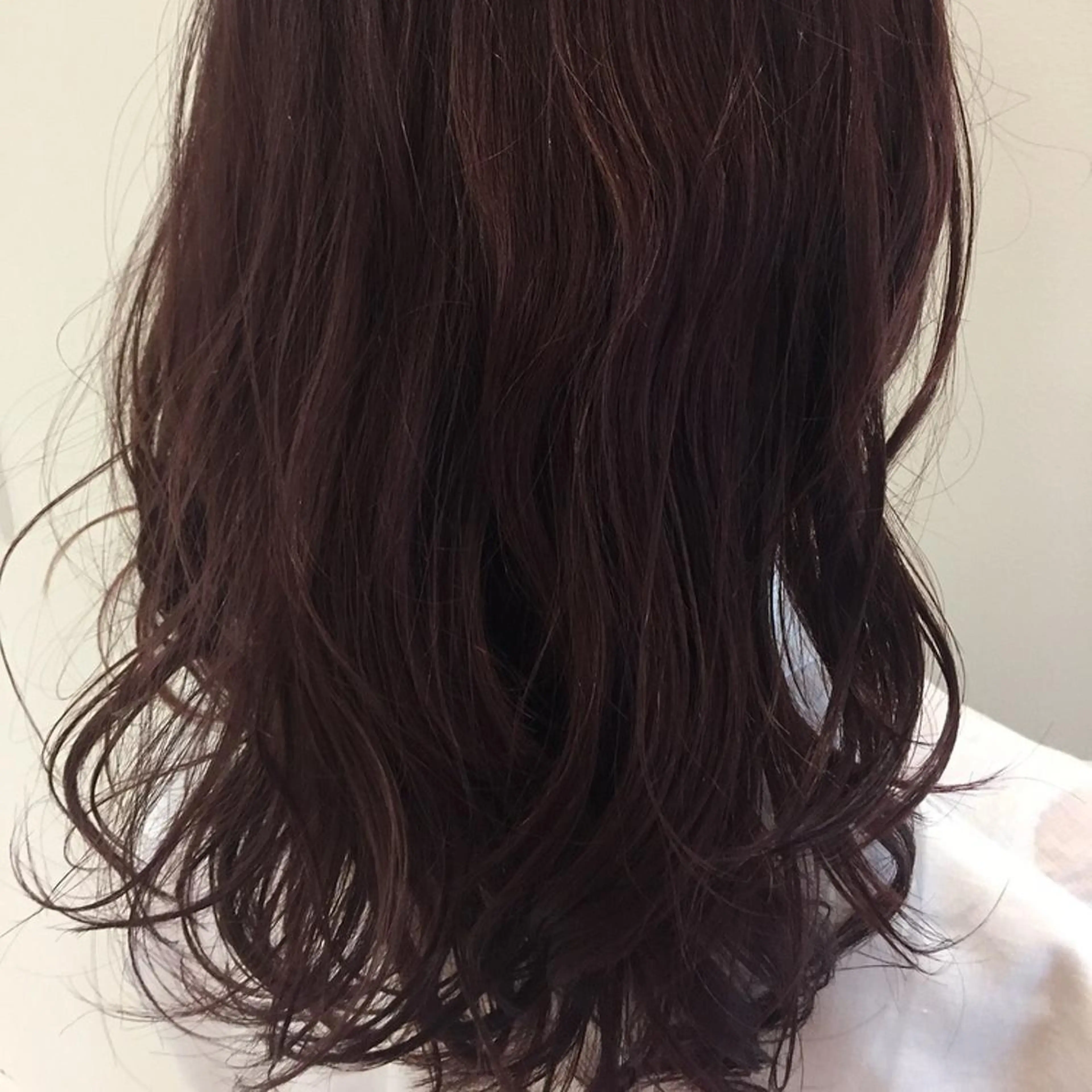 セミロング カラー レッドカラー バイオレットカラー 似合わせ.ﾍｱｾｯﾄ 得意🌹井上美沙のヘアスタイル